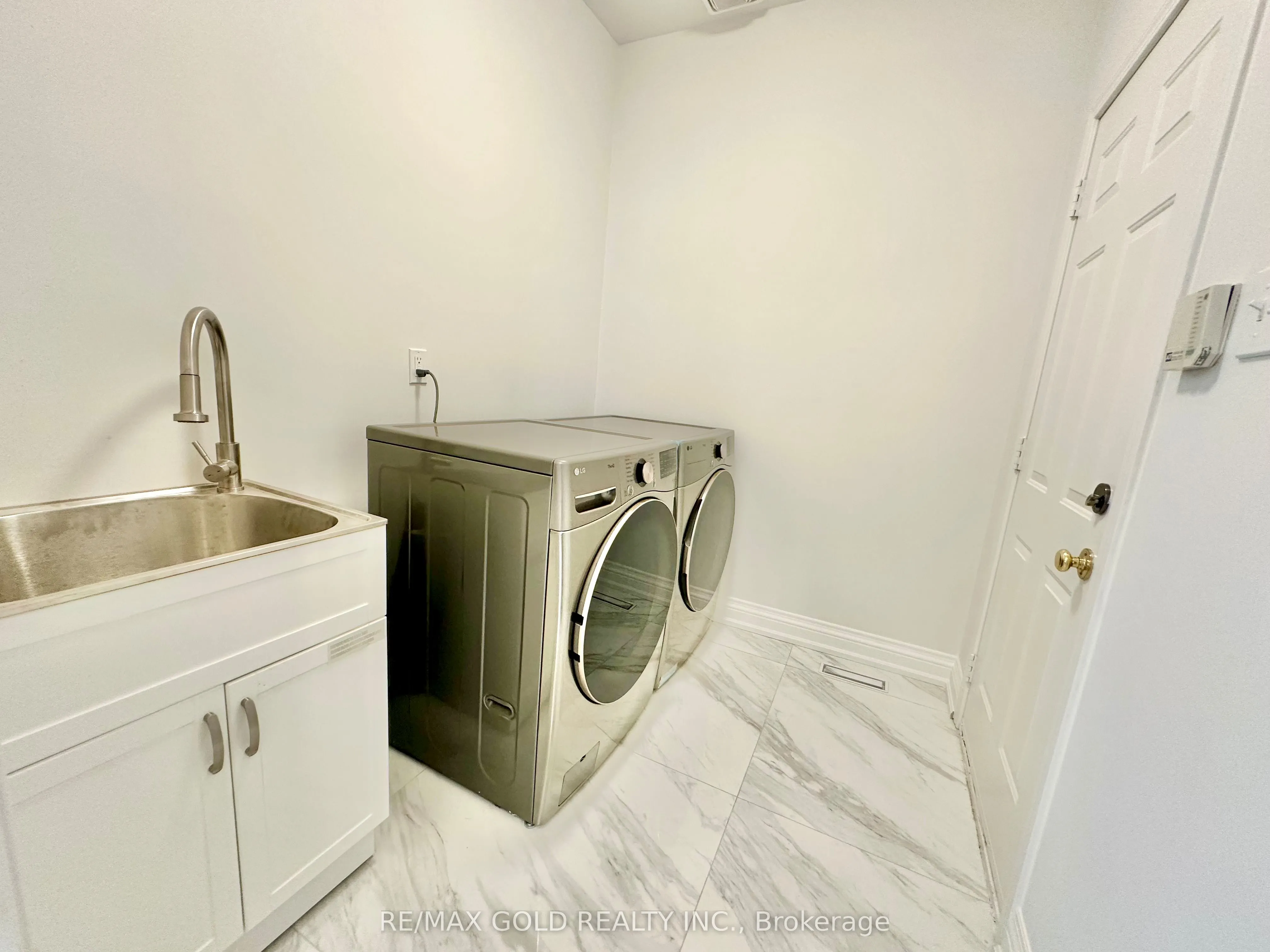 3401 Crompton Crescent