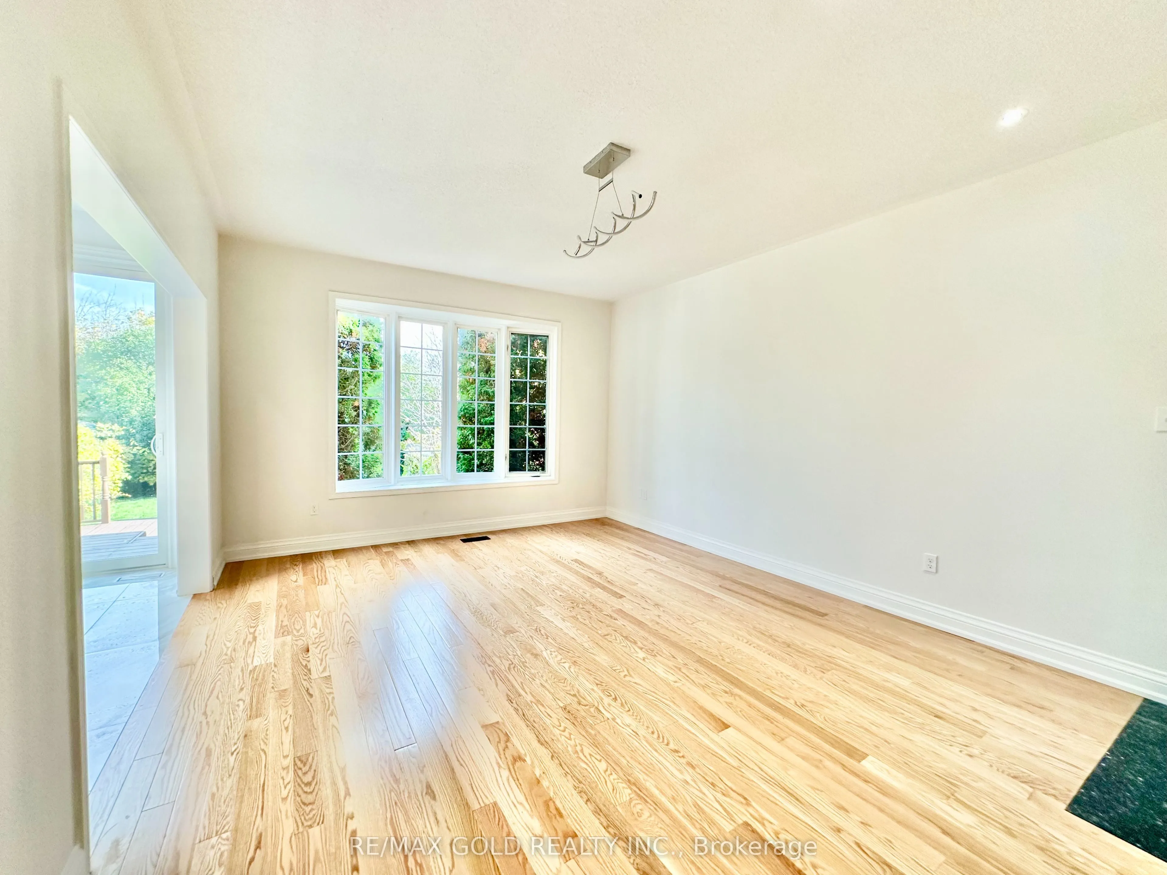 3401 Crompton Crescent