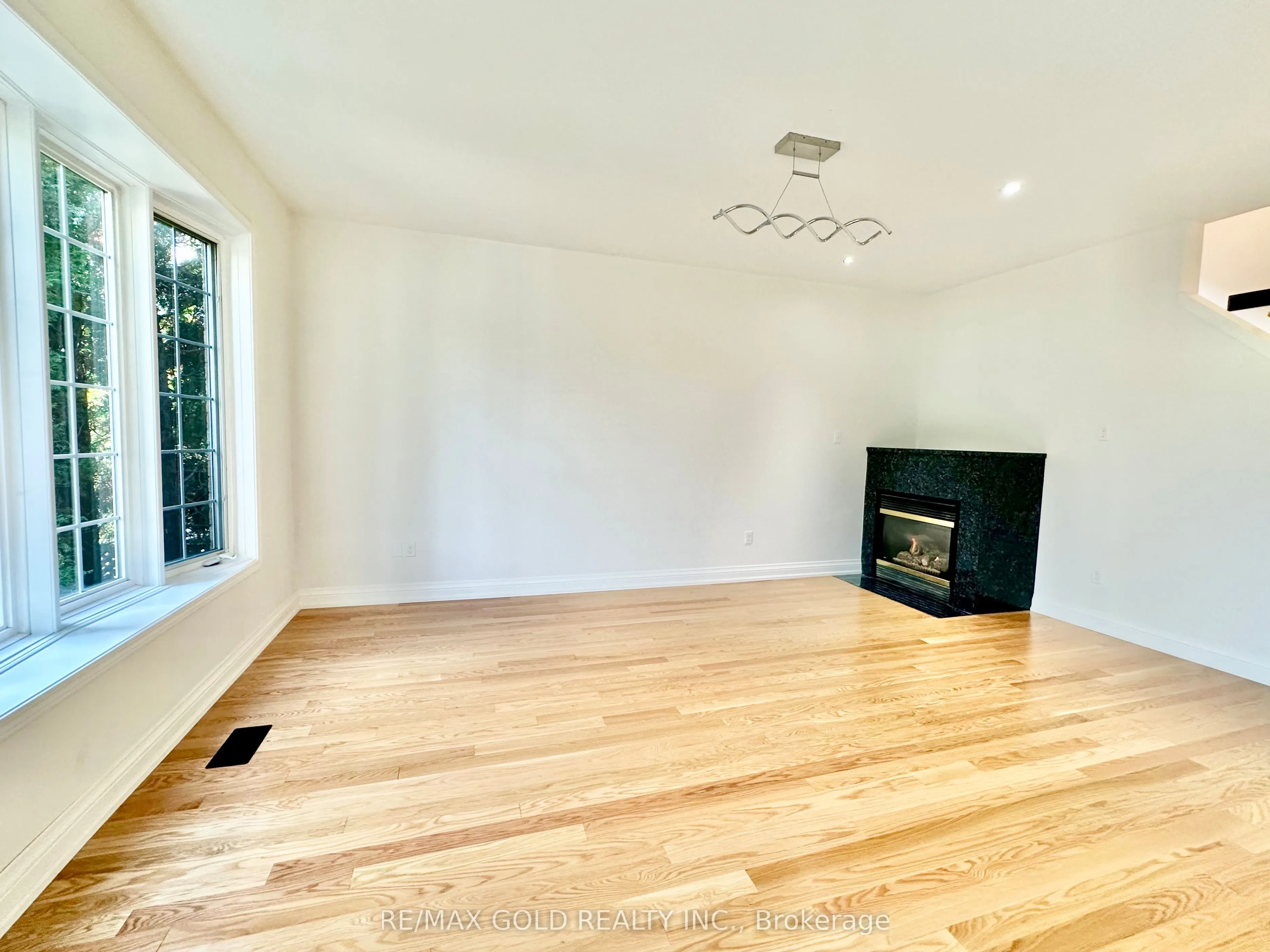 3401 Crompton Crescent