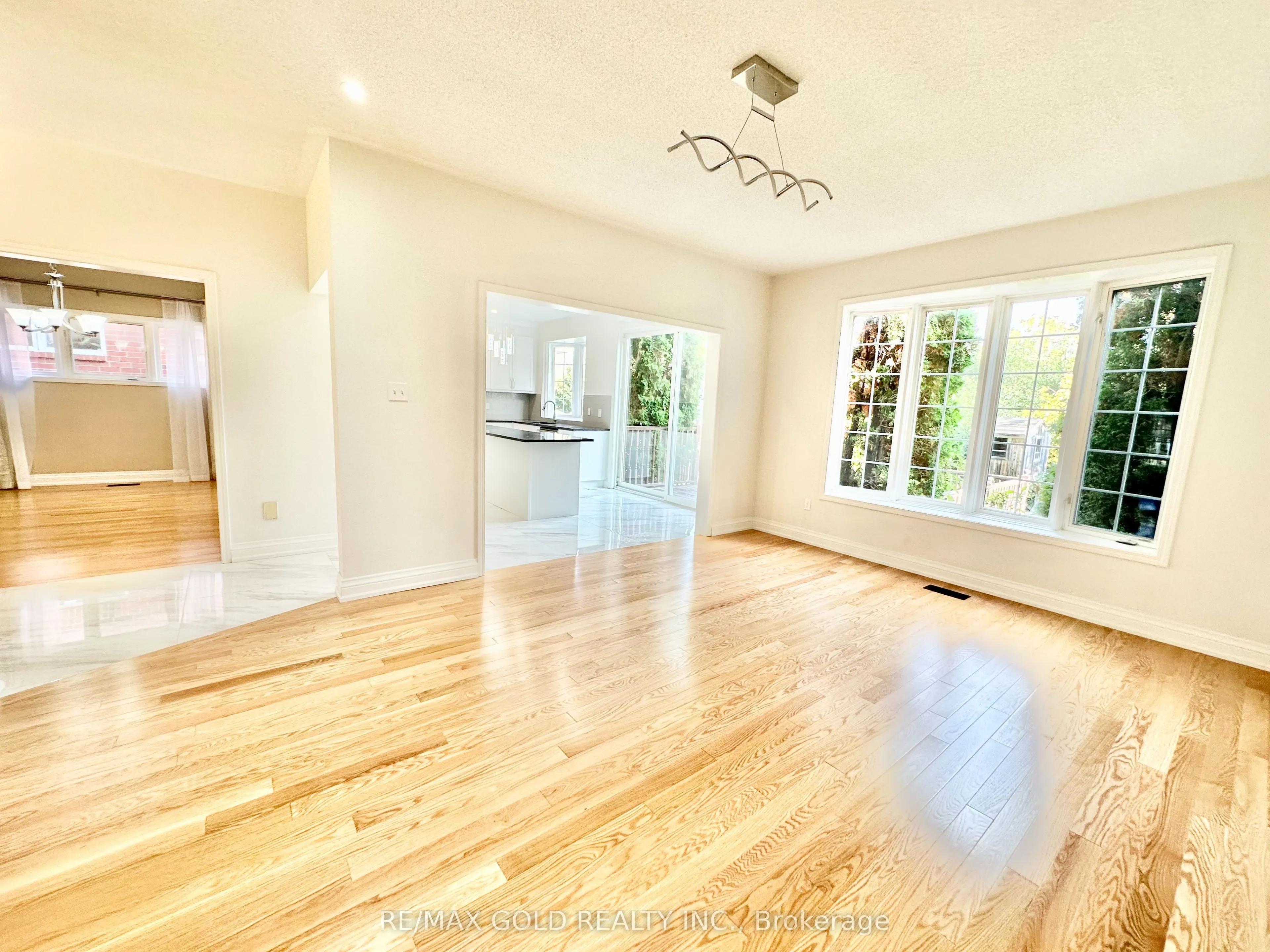 3401 Crompton Crescent