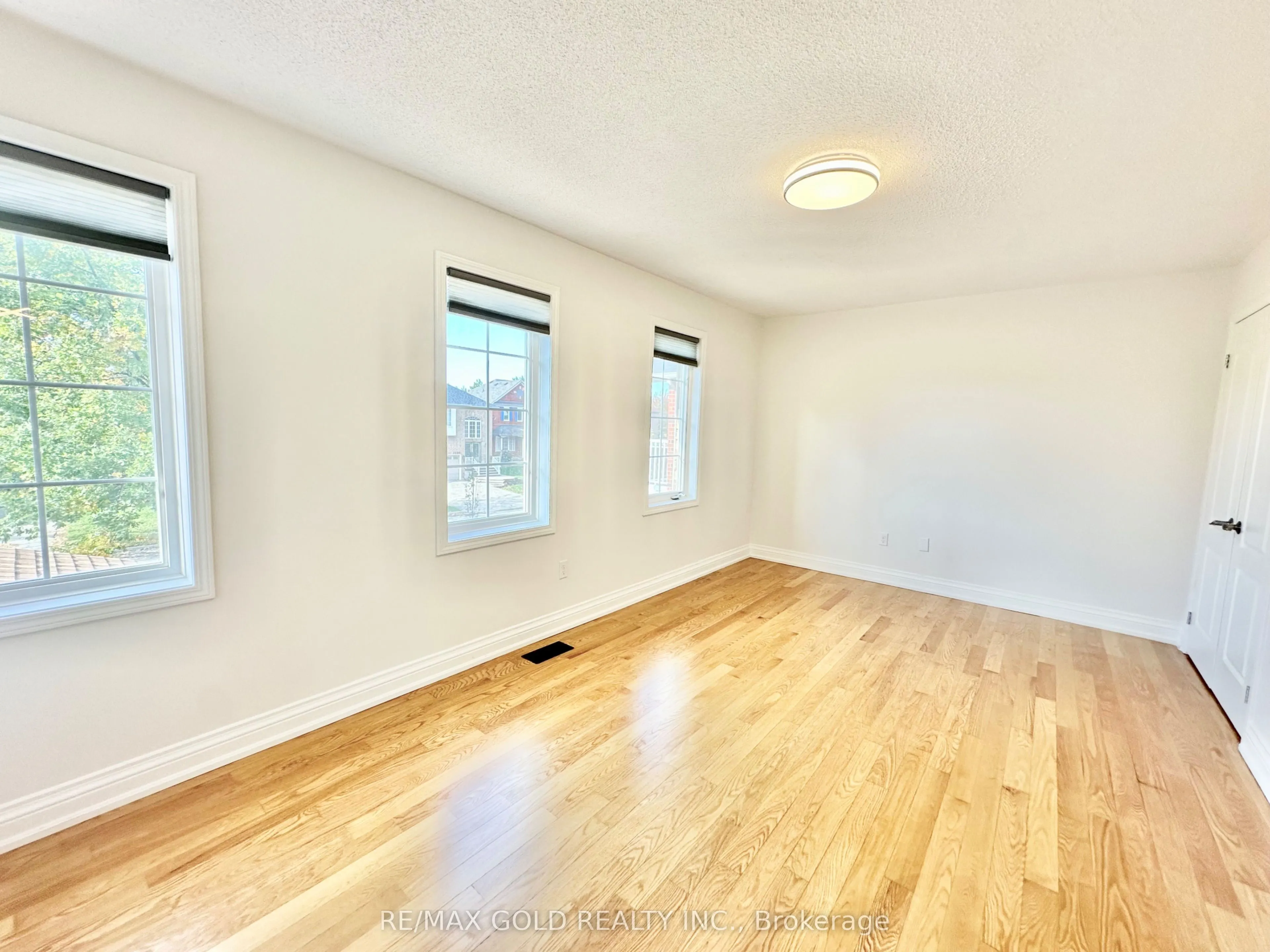 3401 Crompton Crescent