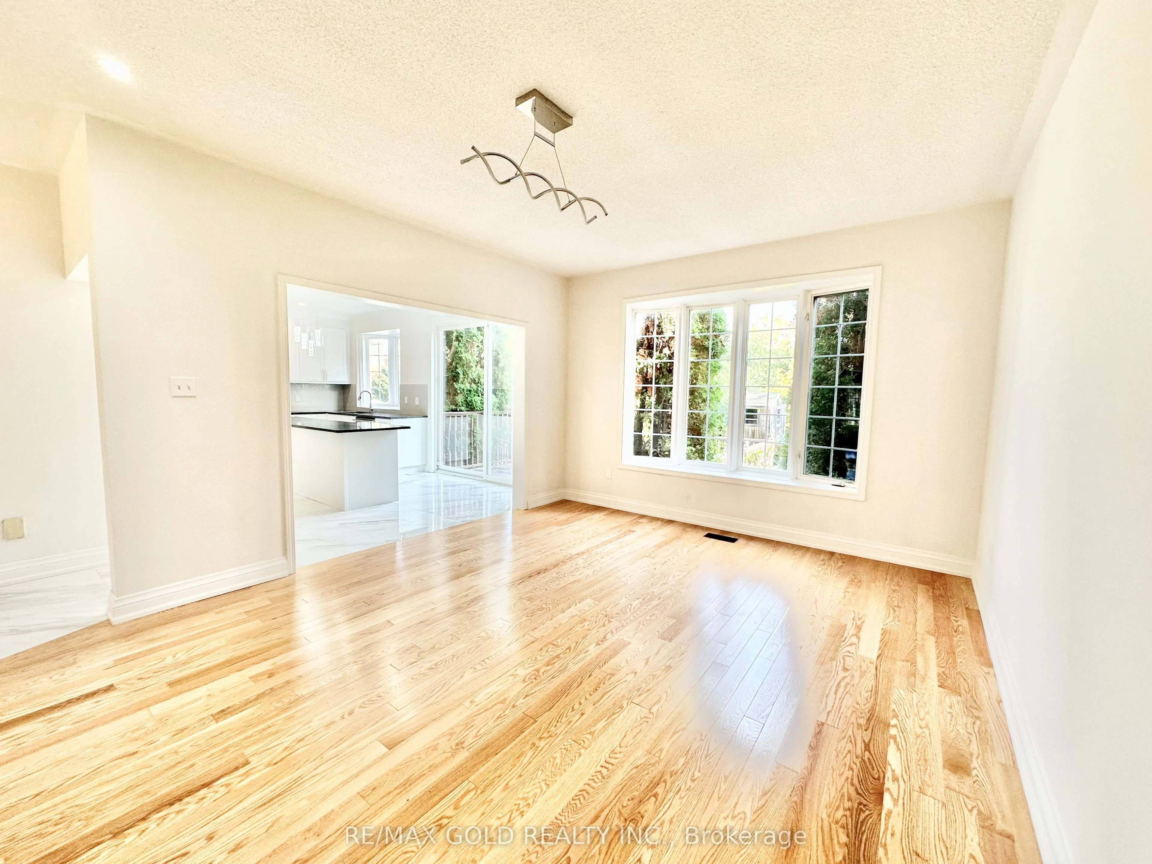 3401 Crompton Crescent