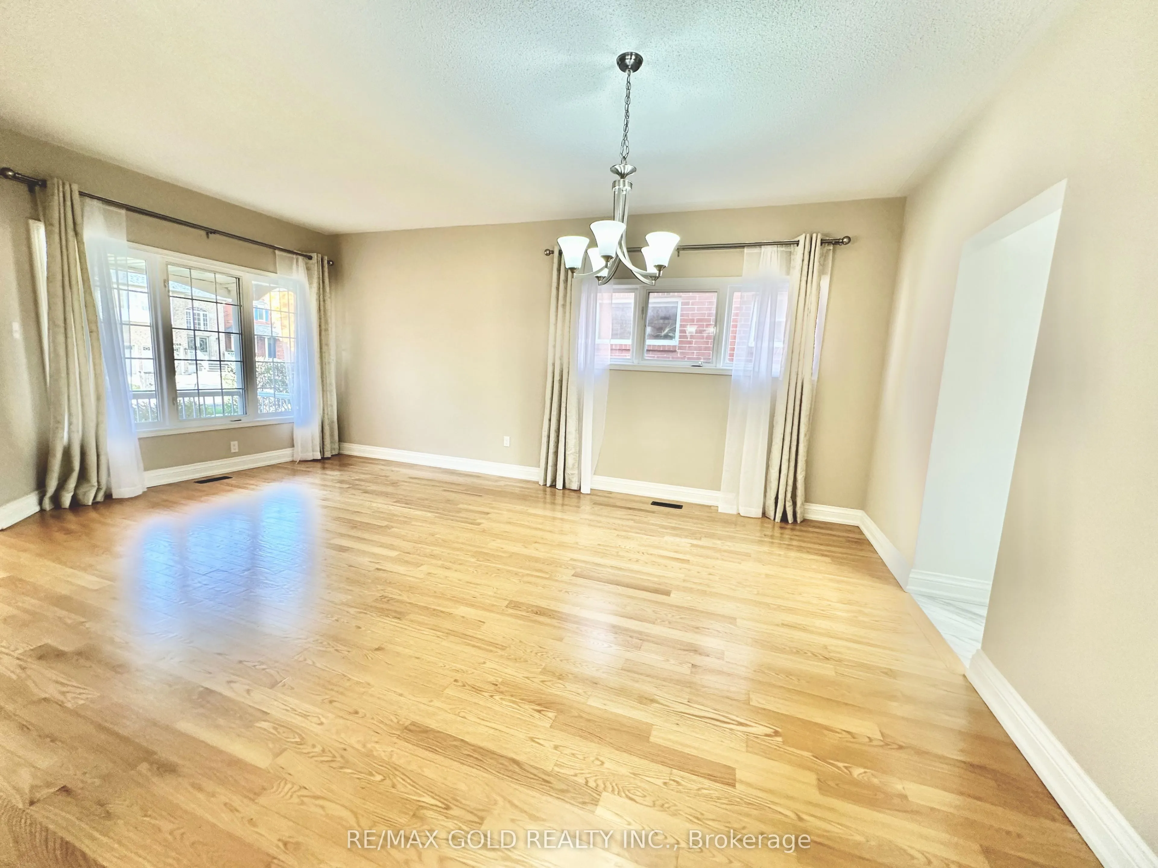 3401 Crompton Crescent