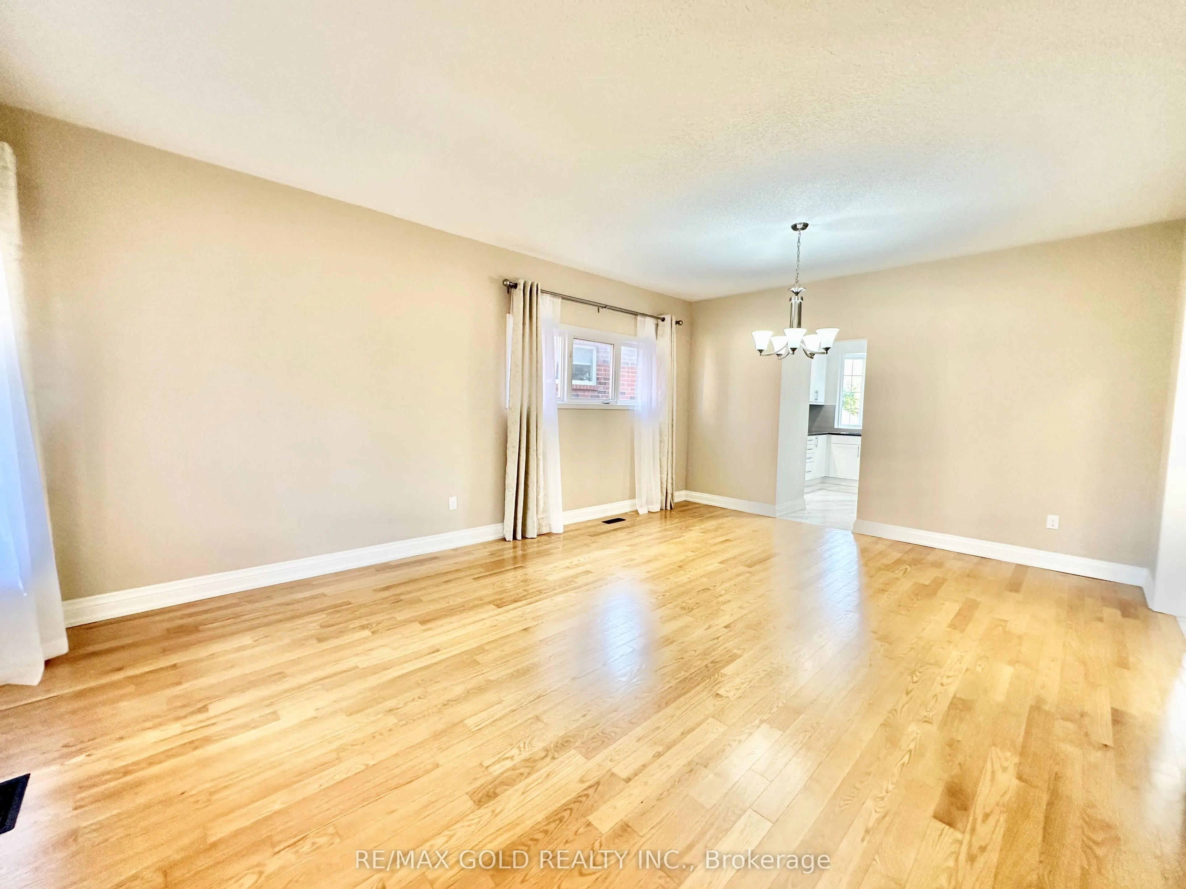 3401 Crompton Crescent