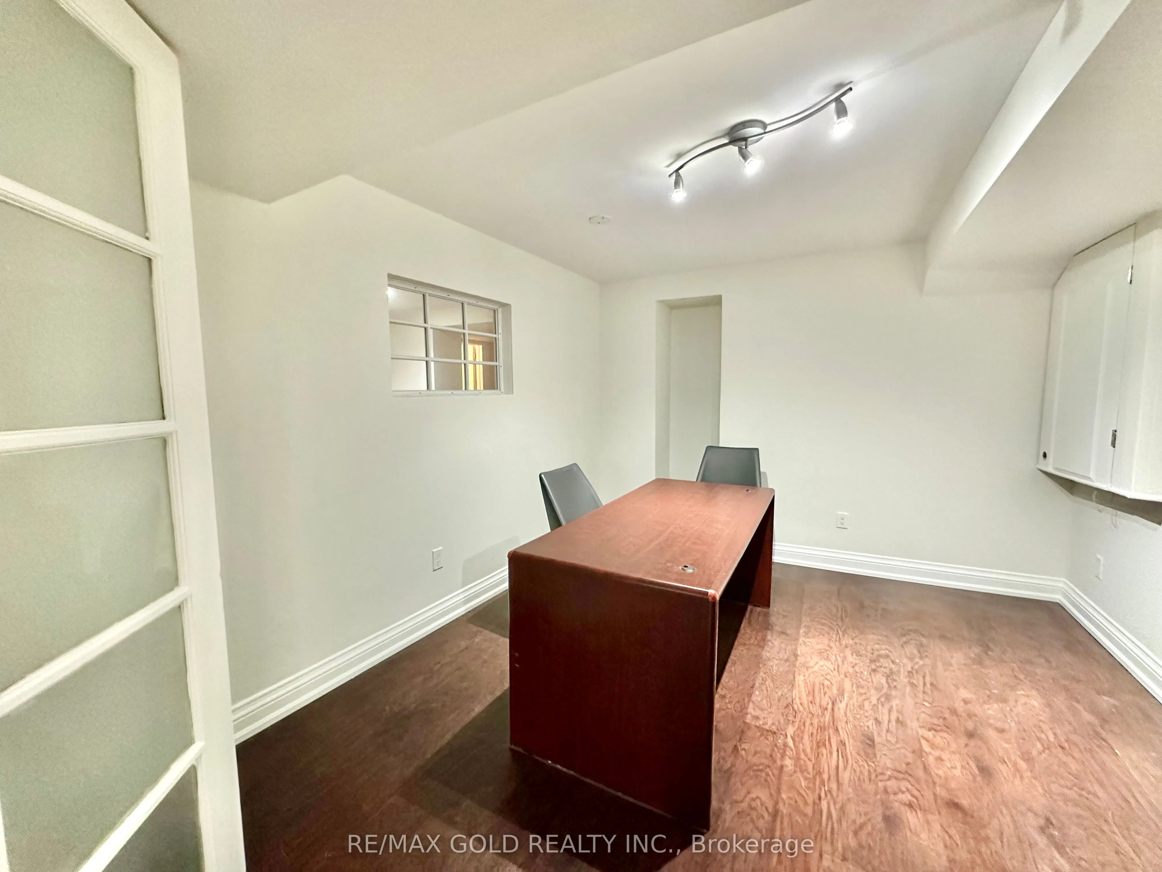 3401 Crompton Crescent