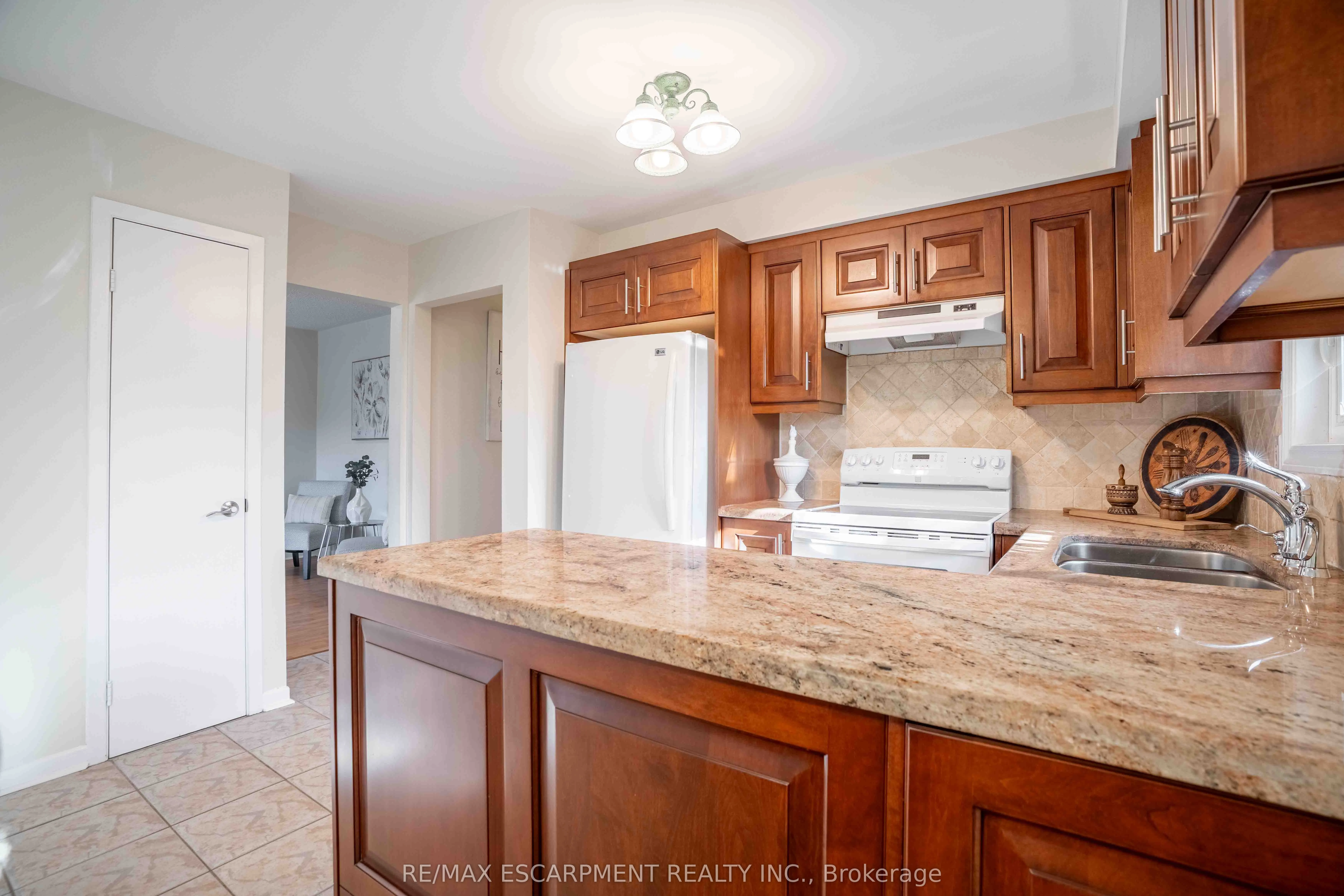 2559 Kingsberry Crescent