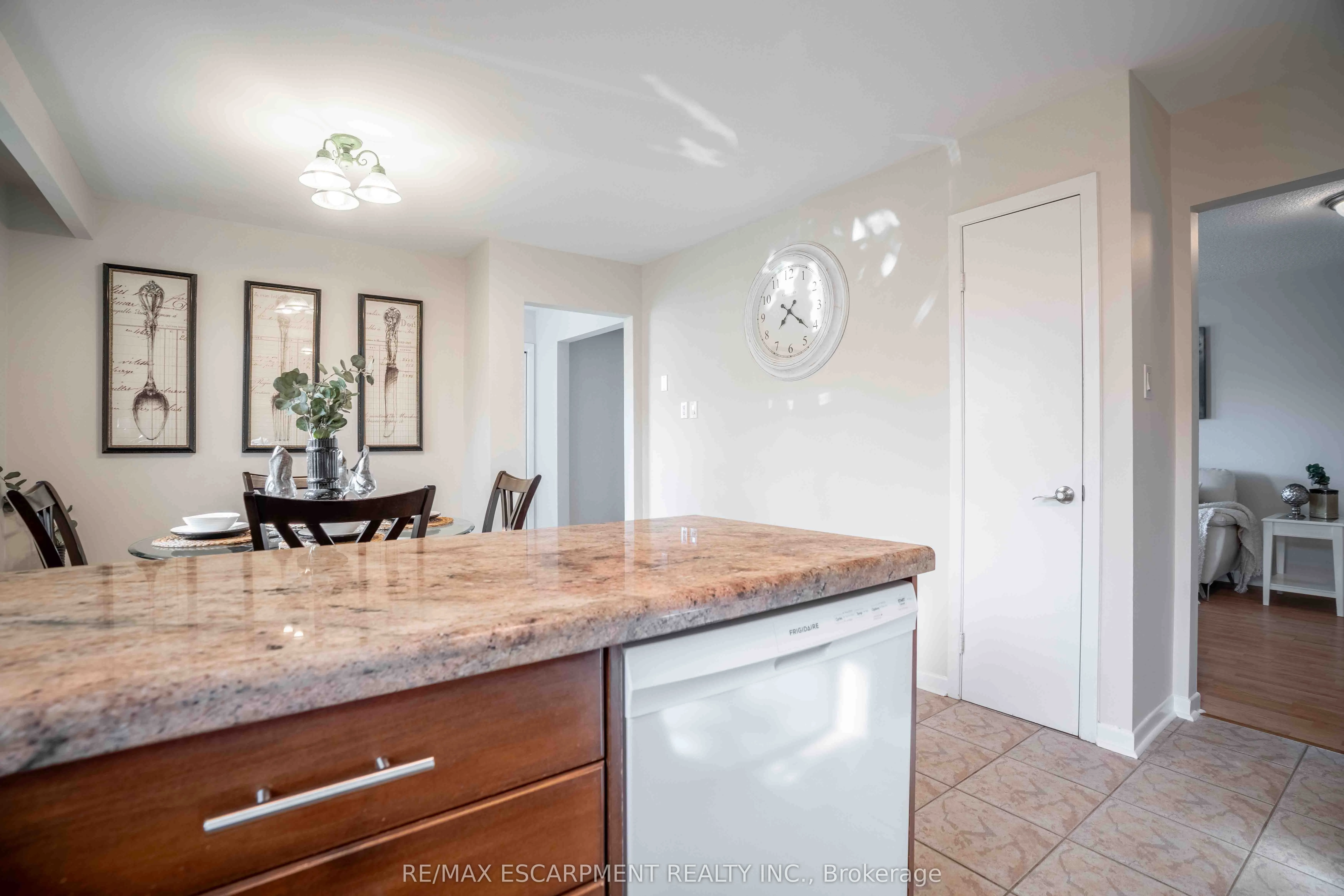 2559 Kingsberry Crescent