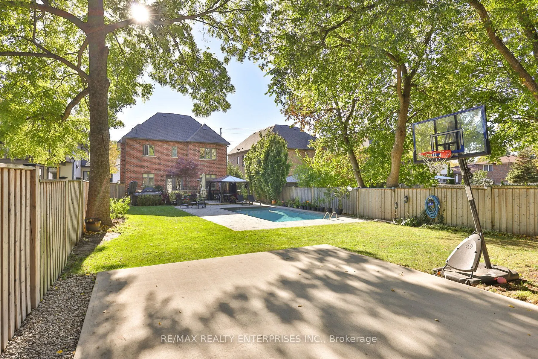 1075 Haig Boulevard