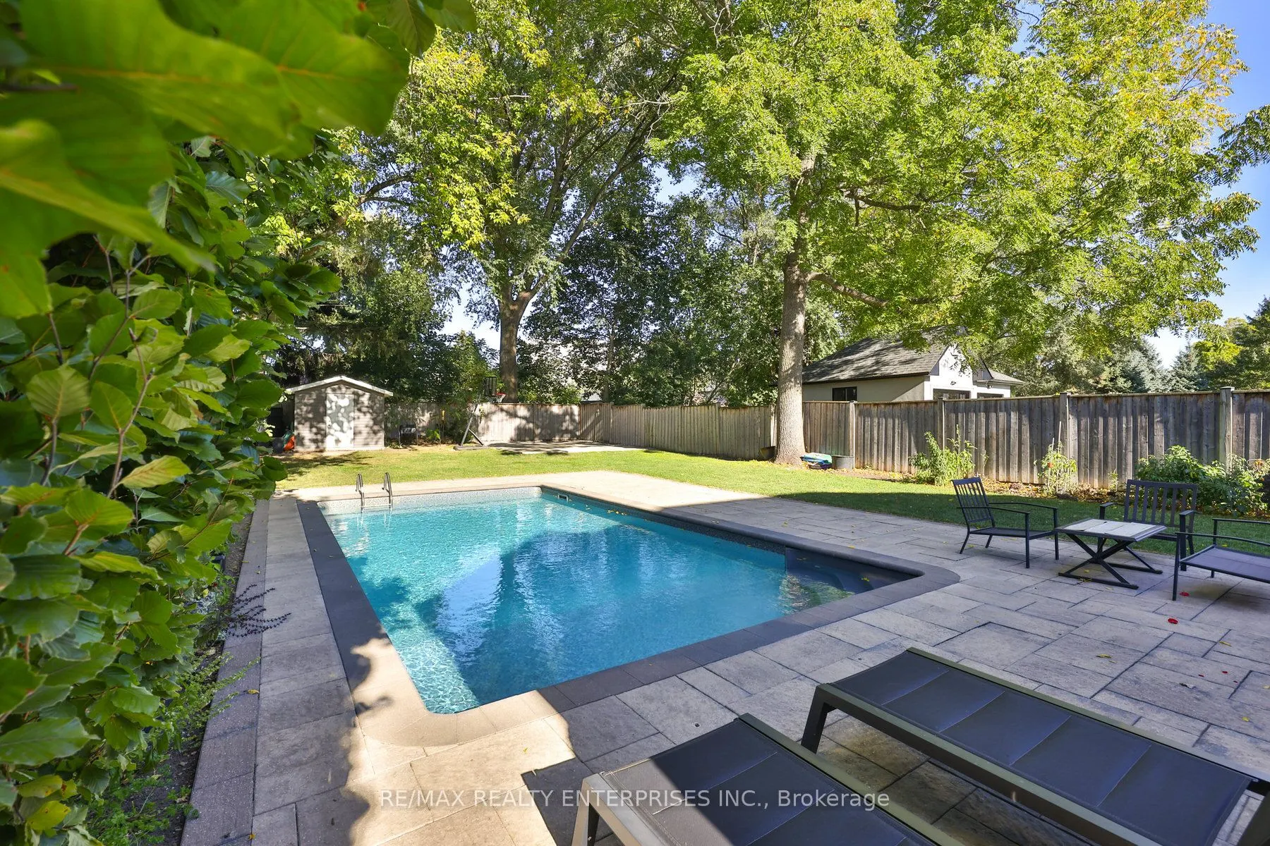 1075 Haig Boulevard
