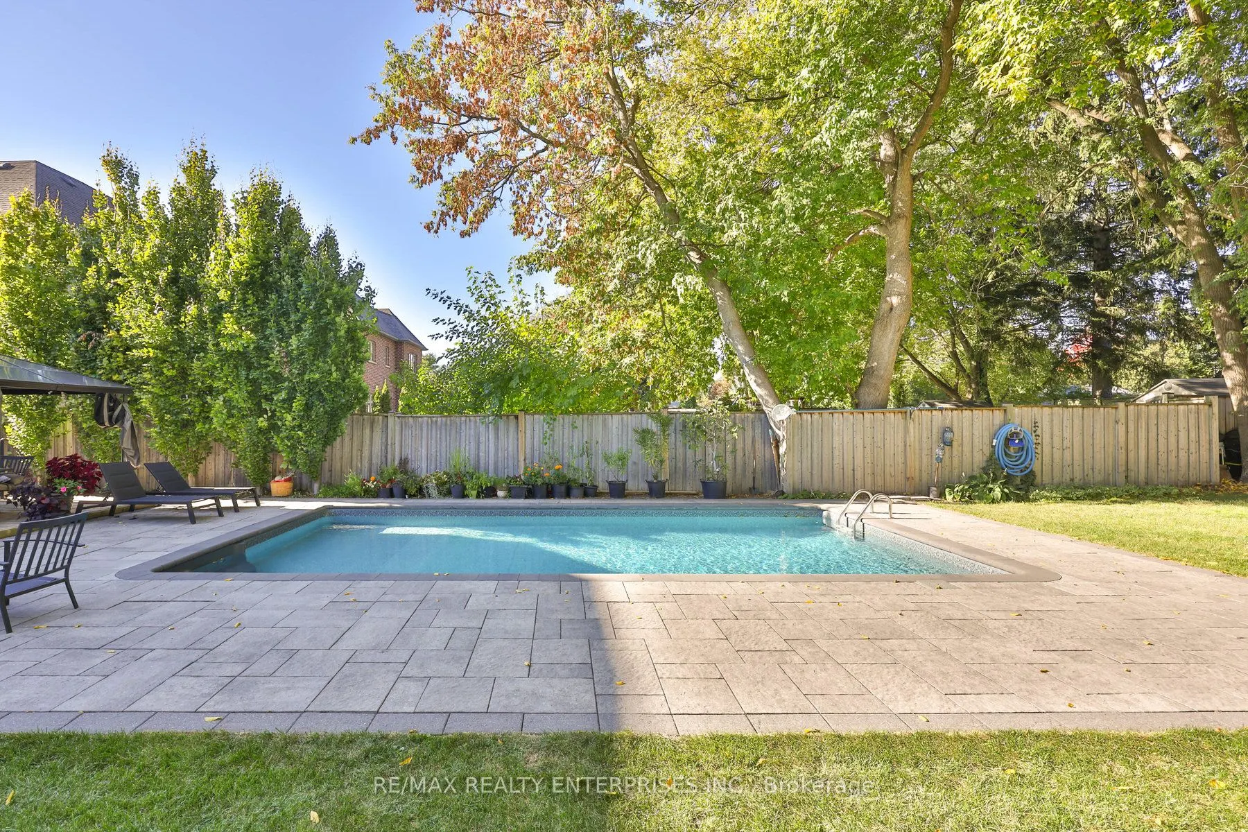 1075 Haig Boulevard