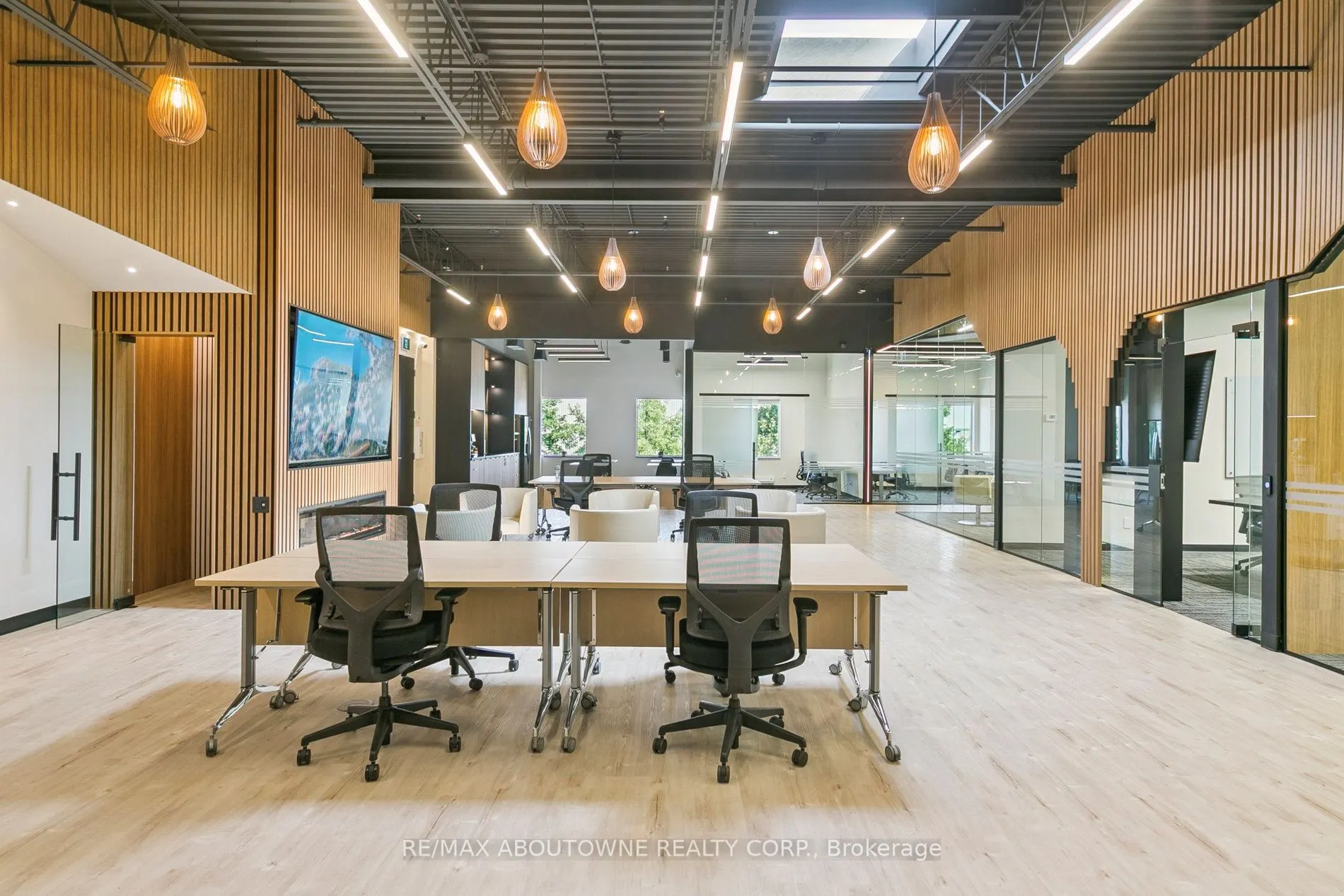 320 Matheson Boulevard W