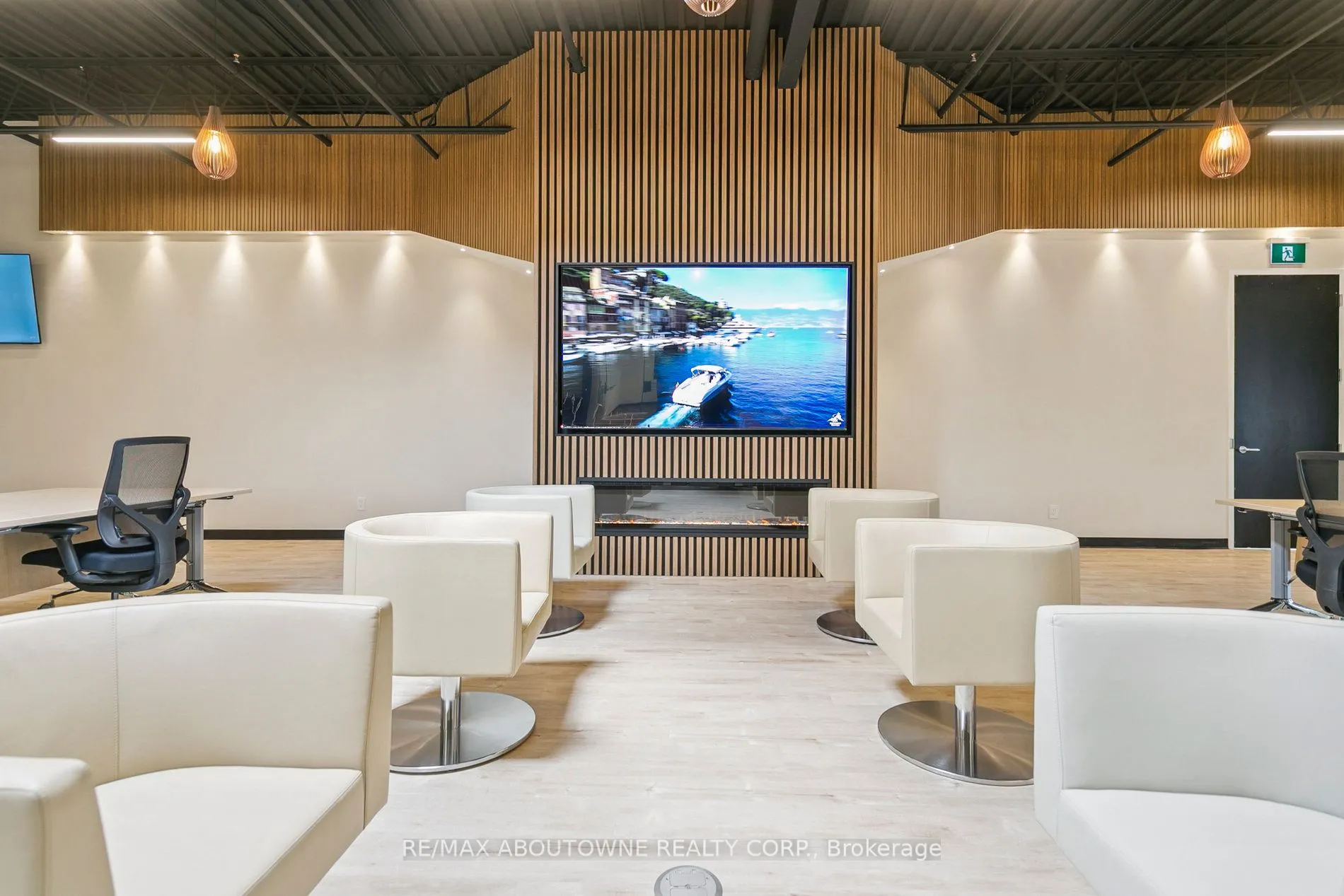 320 Matheson Boulevard W