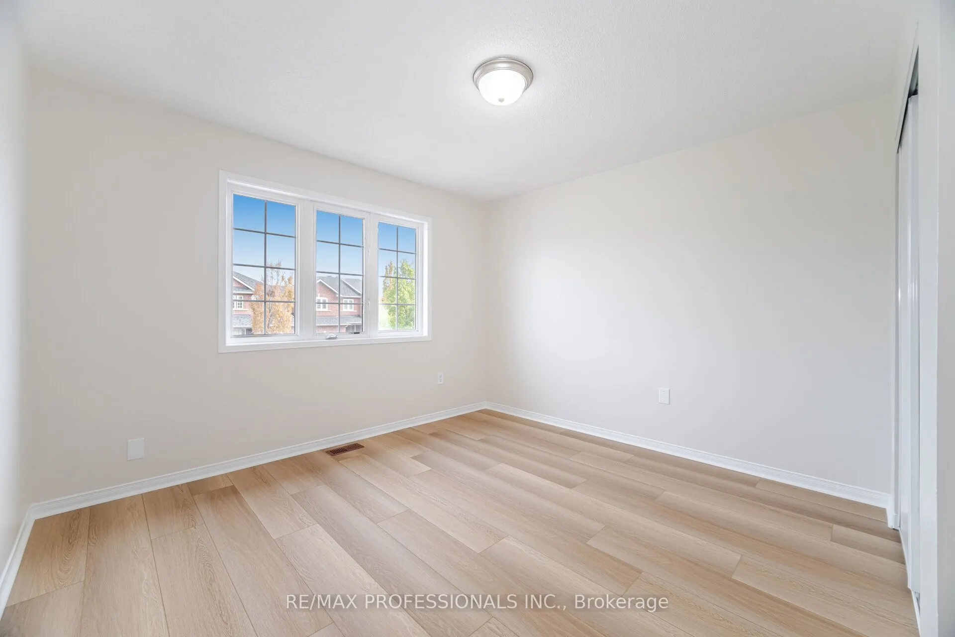 6155 Rowers Crescent