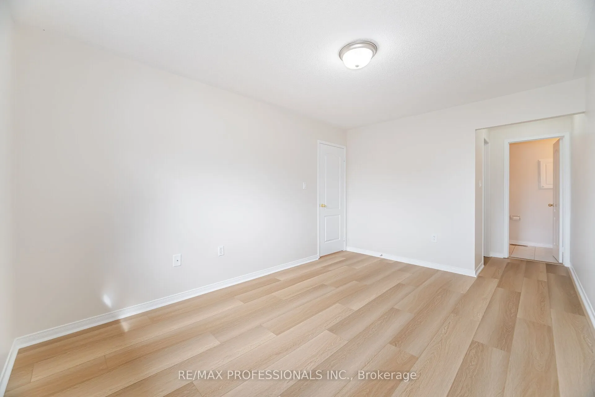 6155 Rowers Crescent