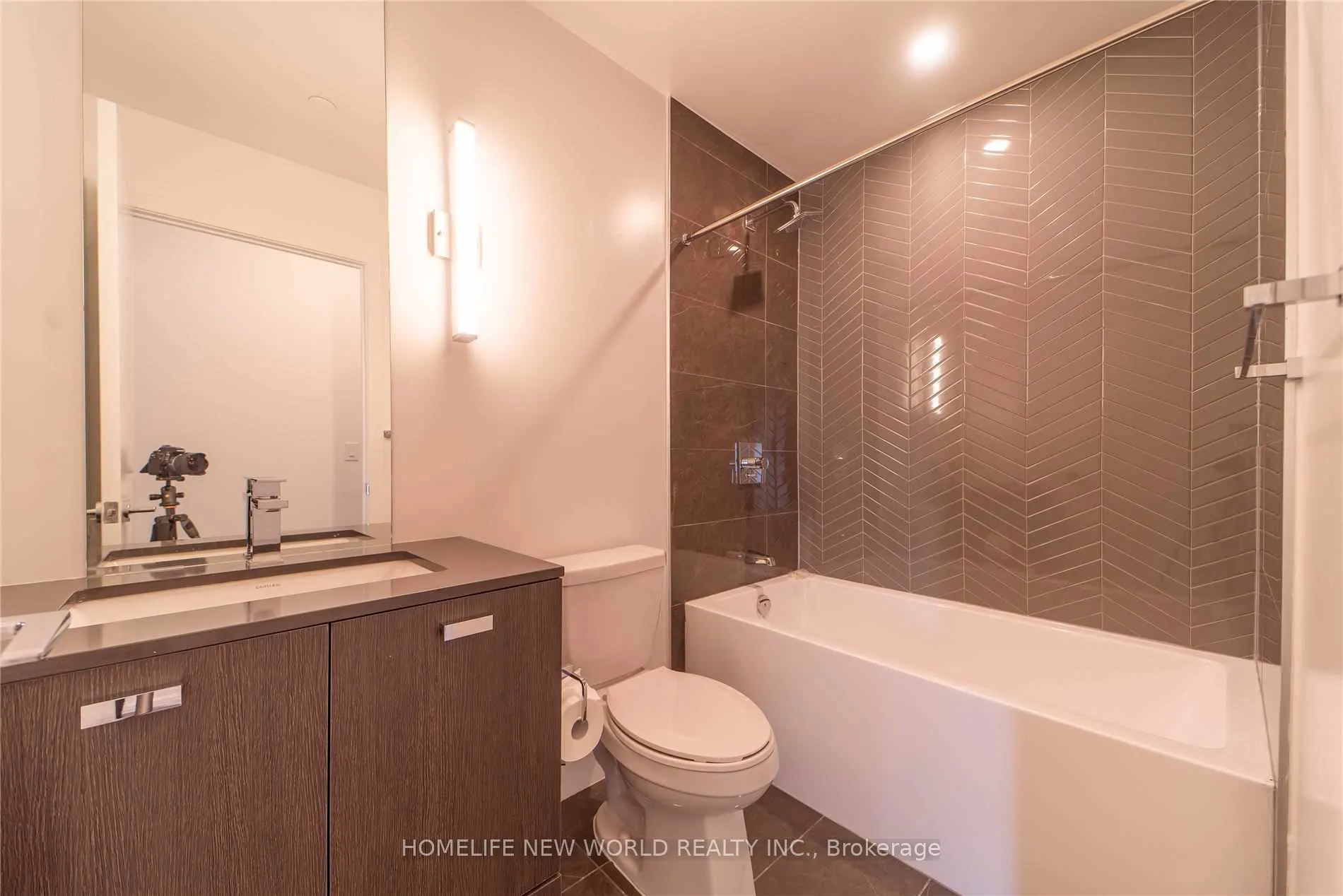 10 De Boers Drive, #910
