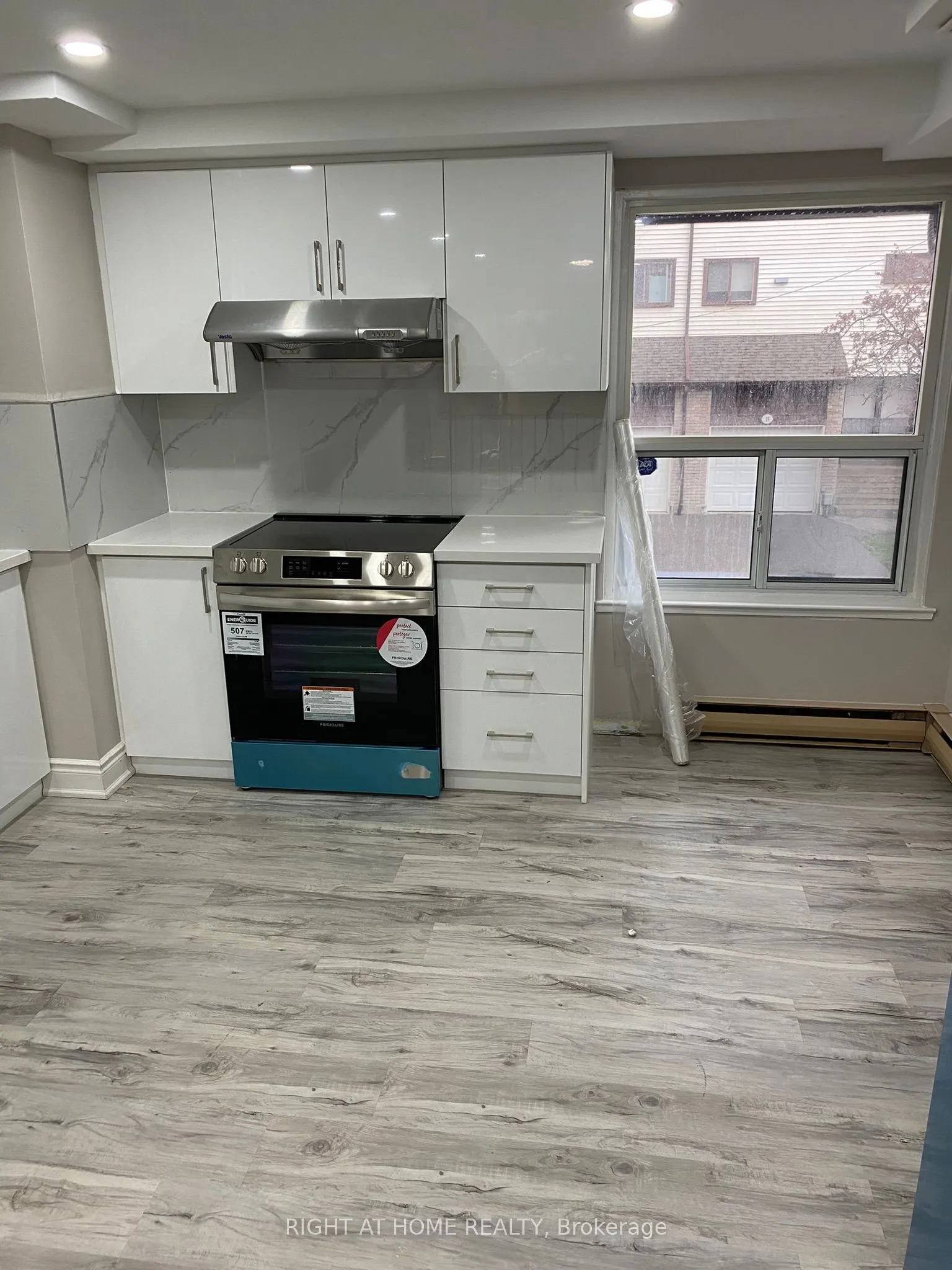 180 Mississauga Valley Boulevard, #4