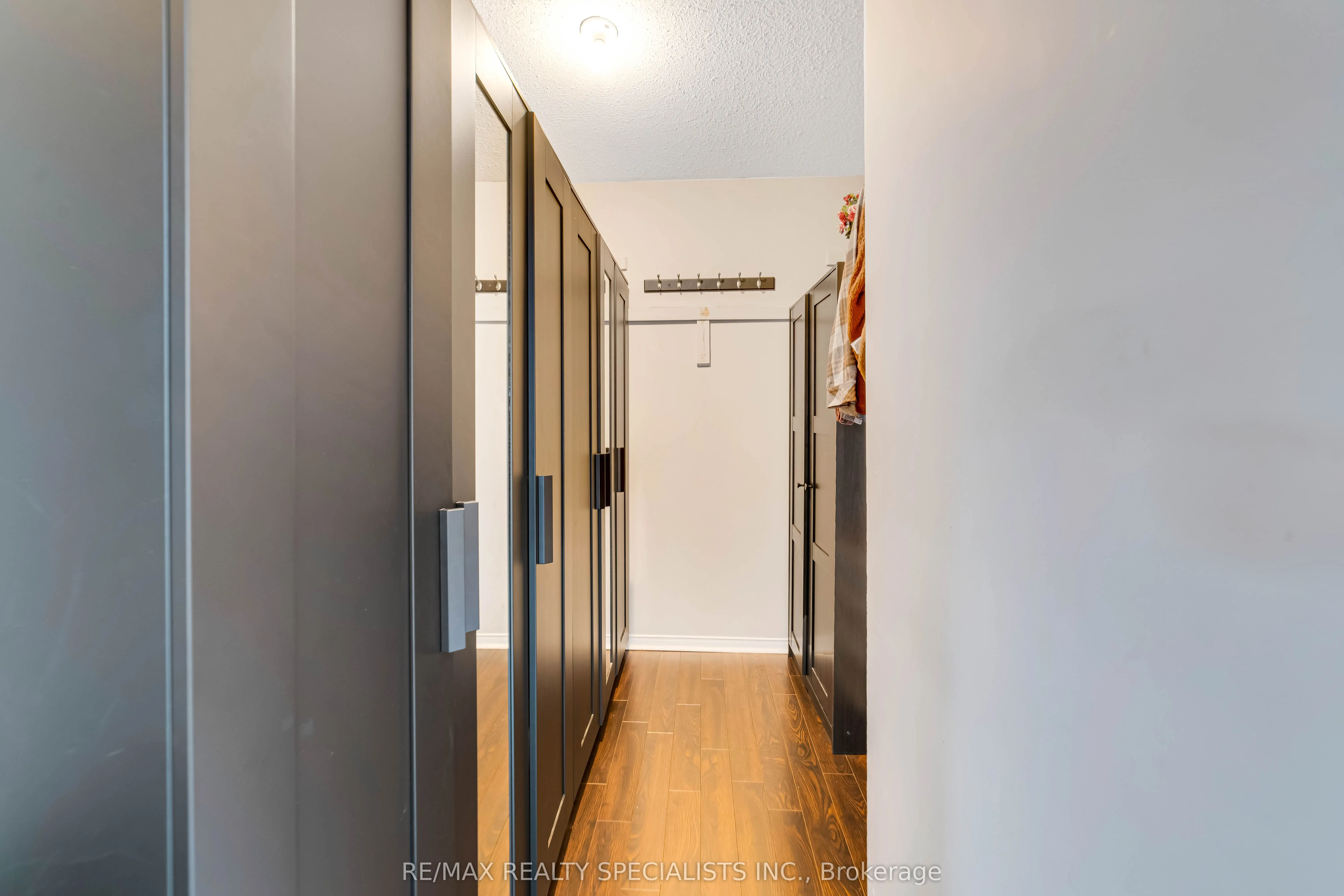 220 Cresthaven Road