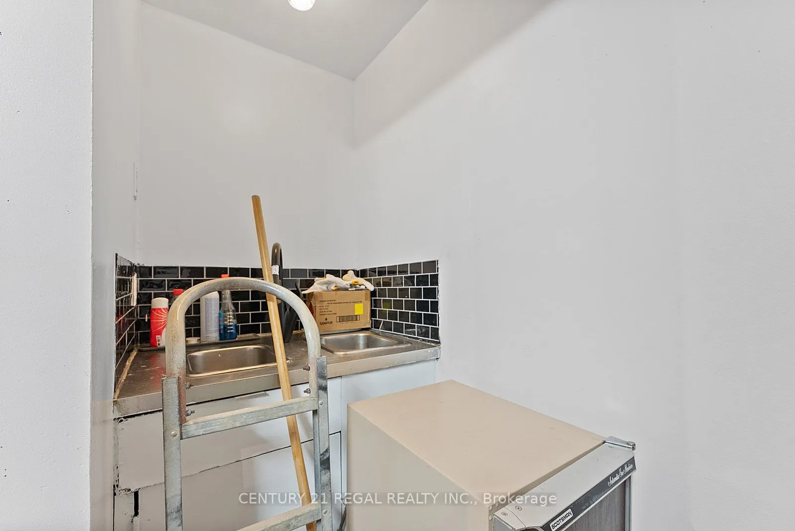 1664 Queen Street W
