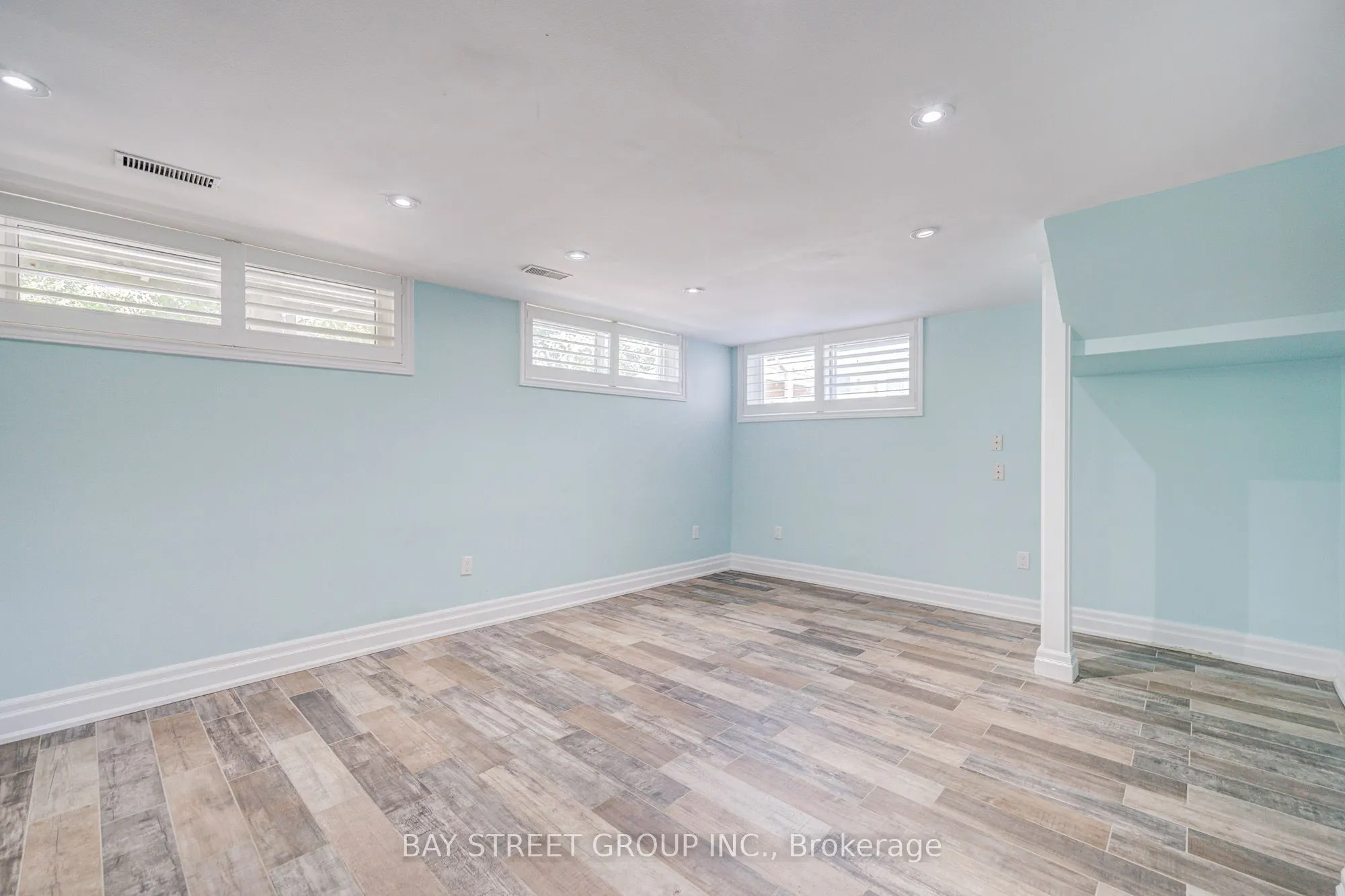 363 Lakeshore Road W