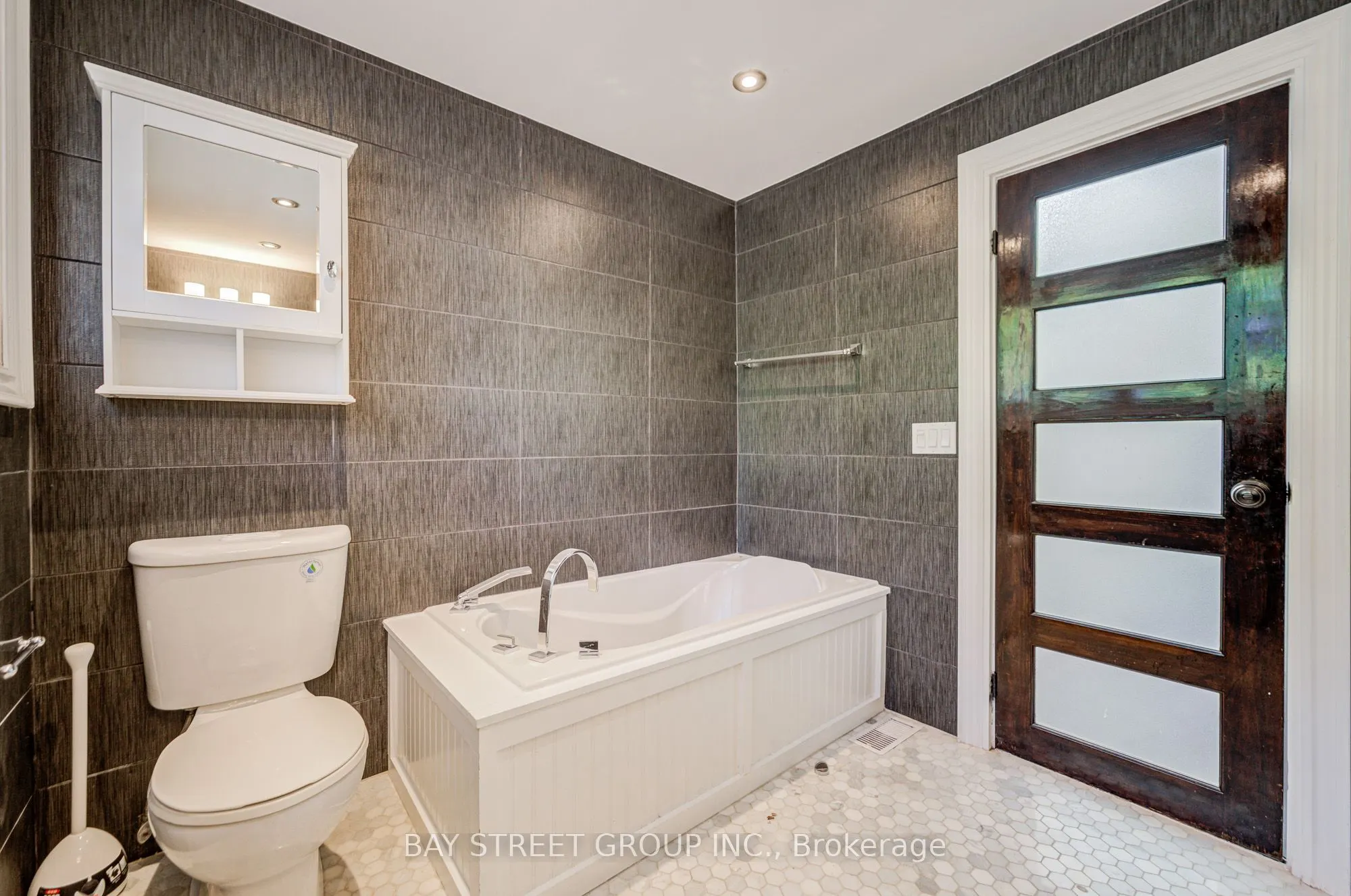 363 Lakeshore Road W