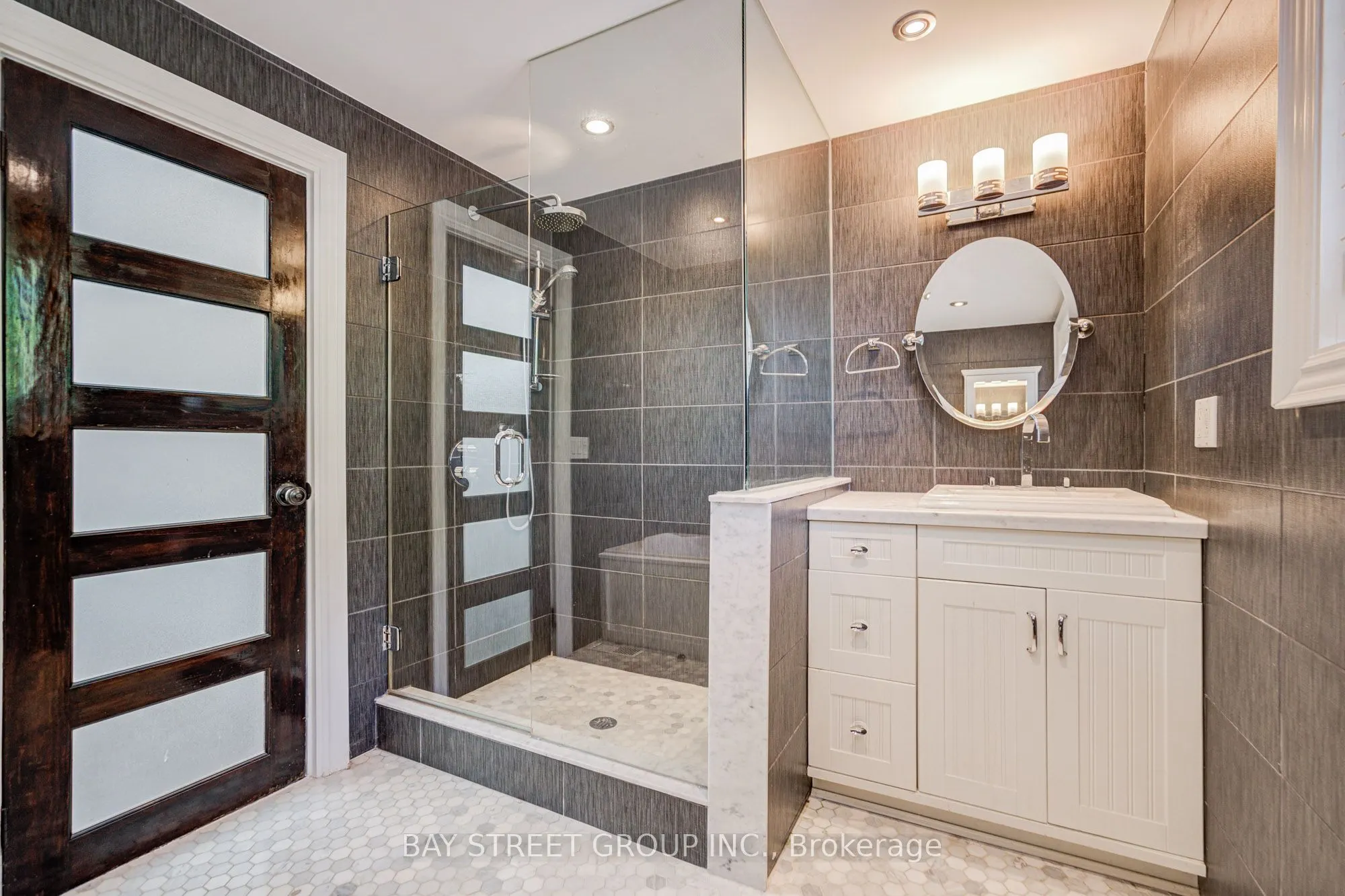 363 Lakeshore Road W