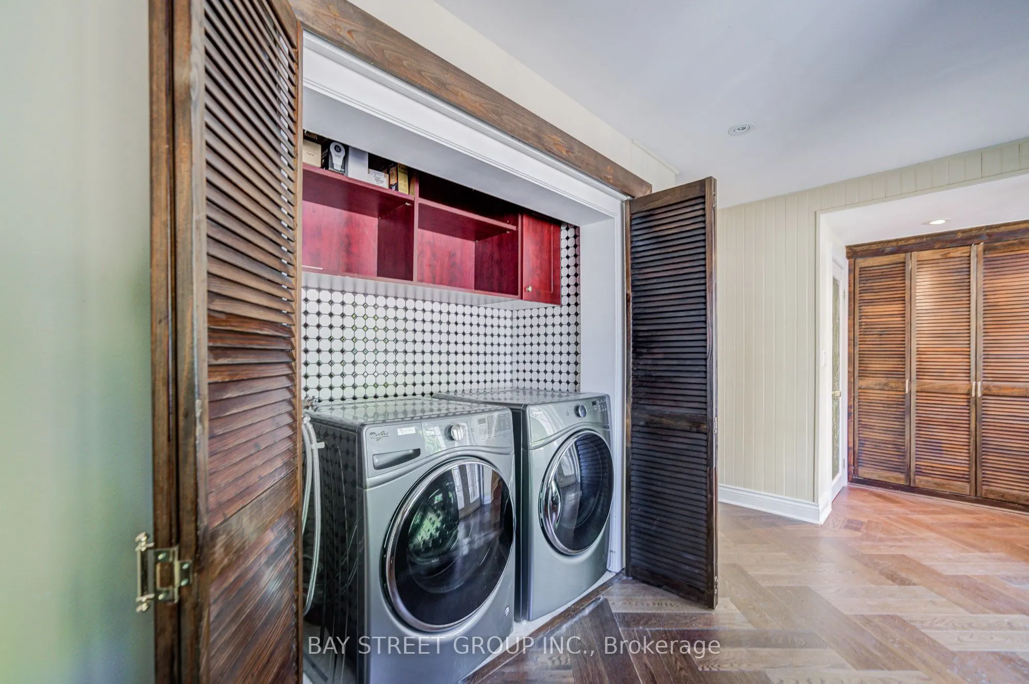 363 Lakeshore Road W