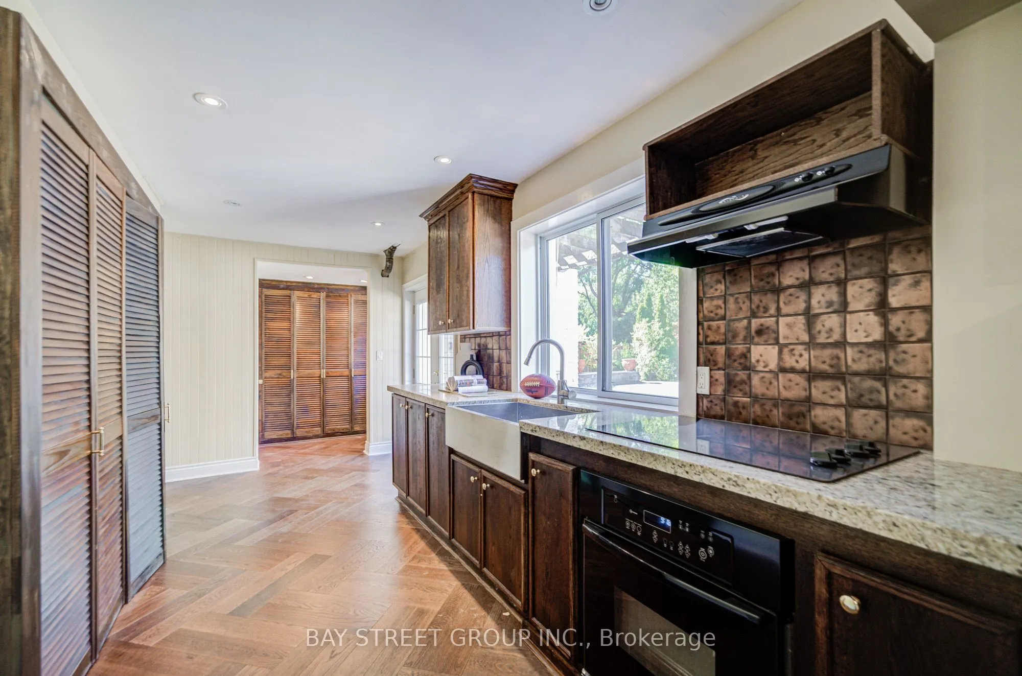 363 Lakeshore Road W