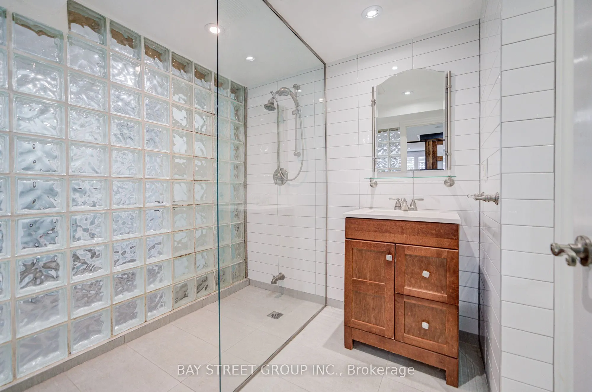 363 Lakeshore Road W