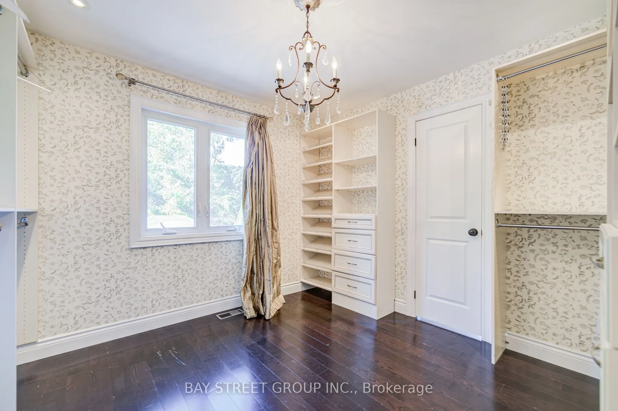 363 Lakeshore Road W