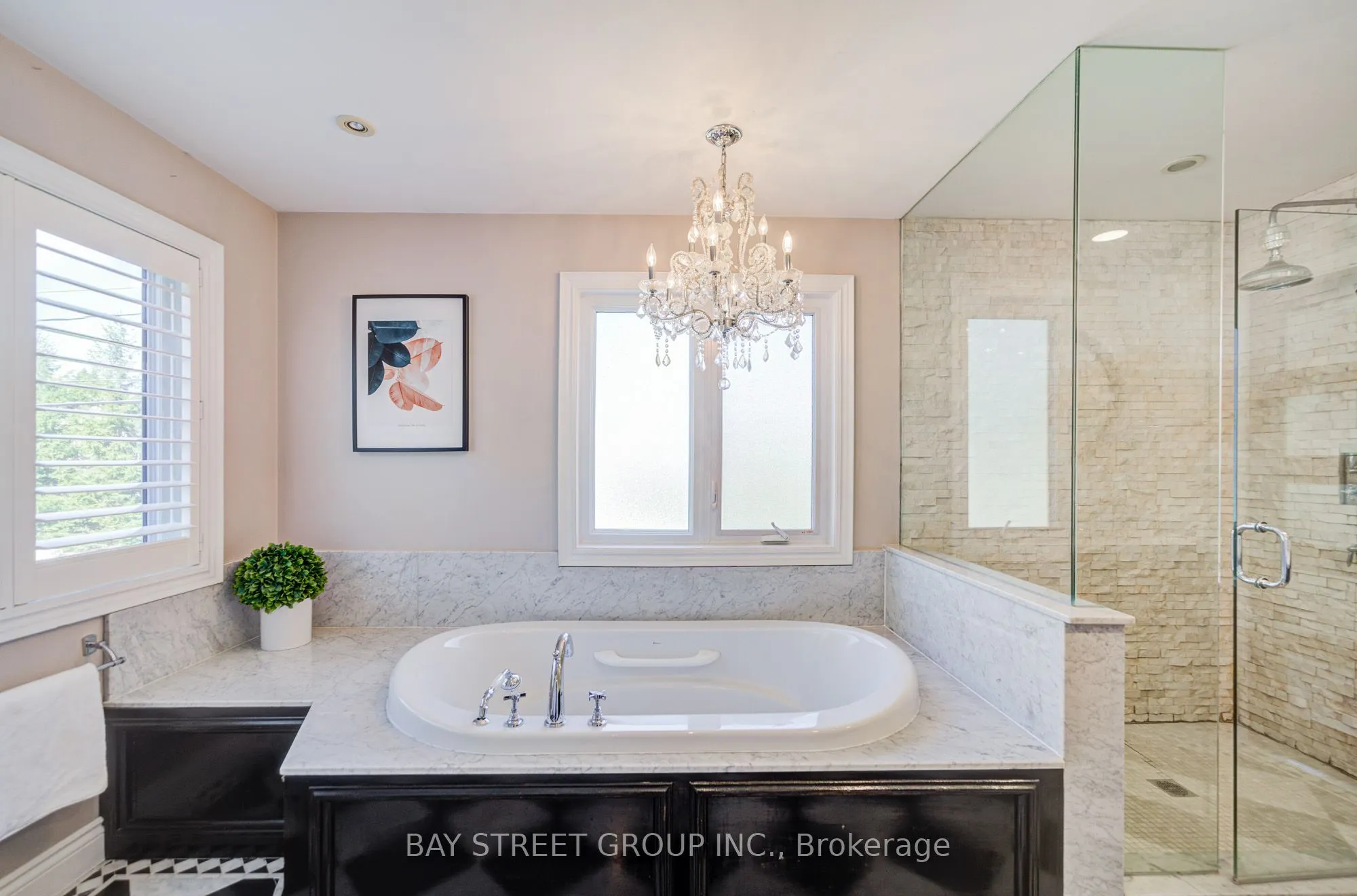 363 Lakeshore Road W