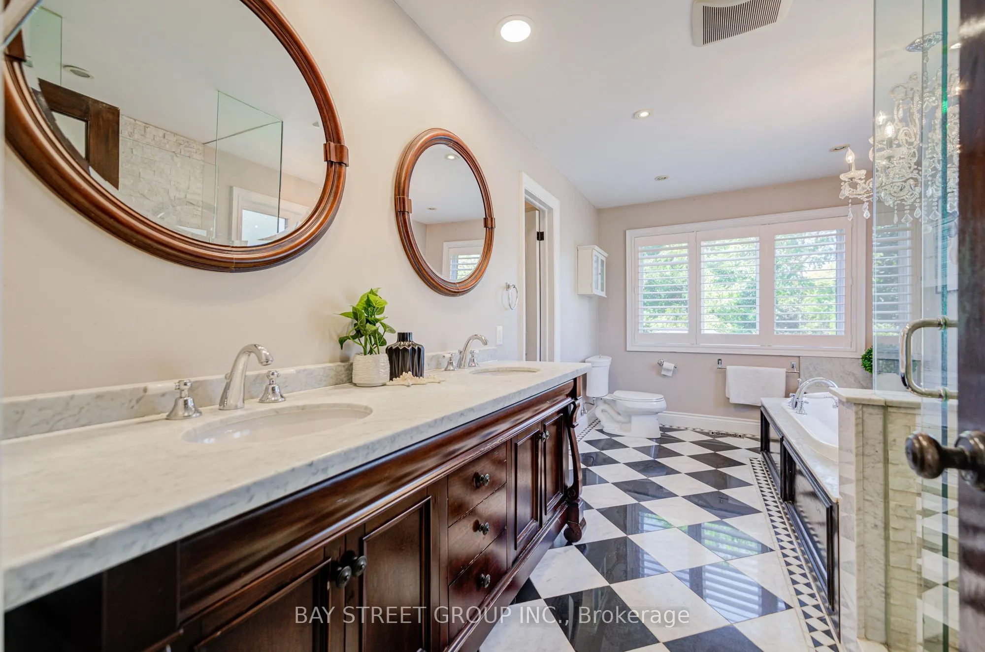 363 Lakeshore Road W