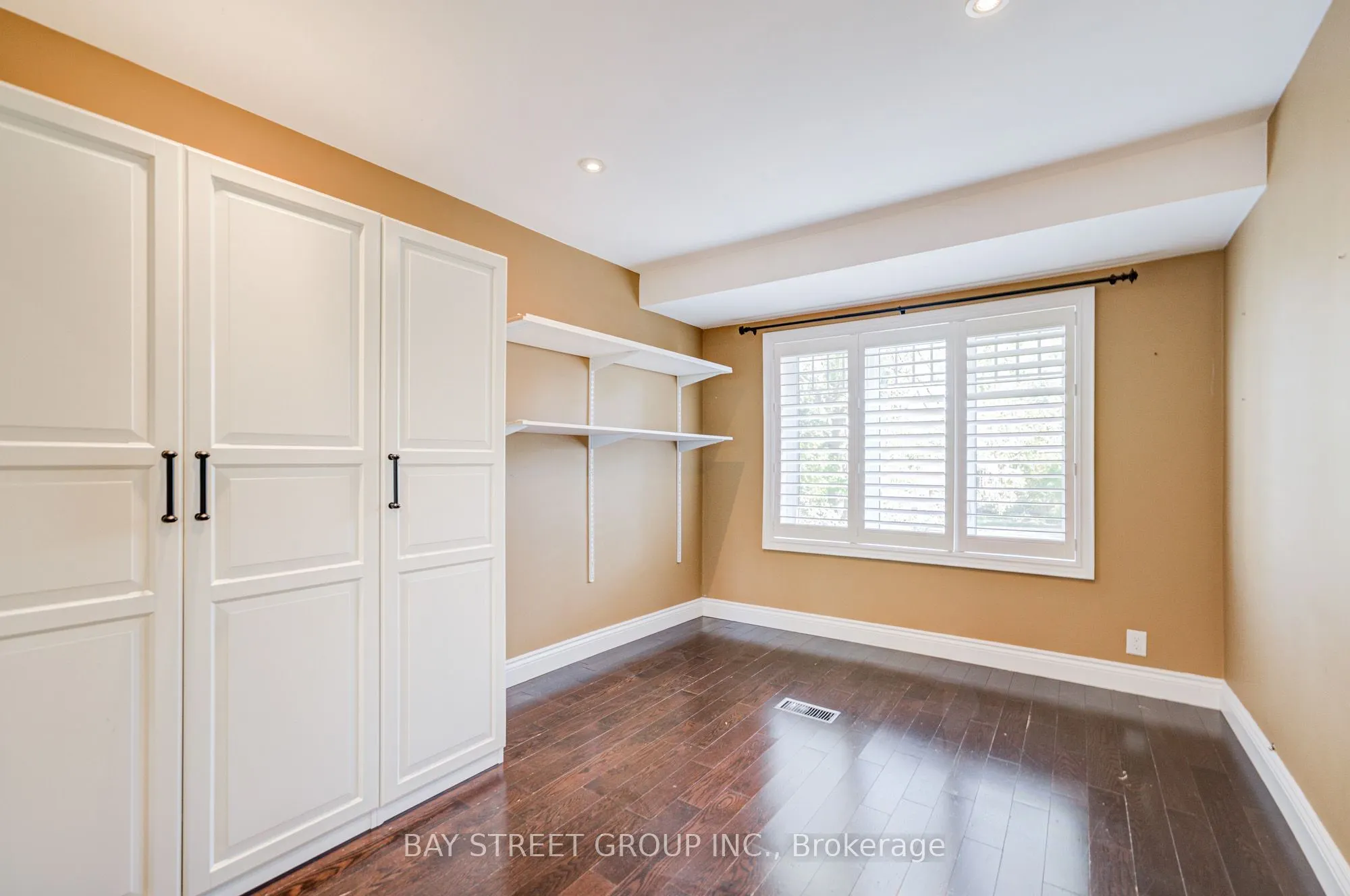 363 Lakeshore Road W