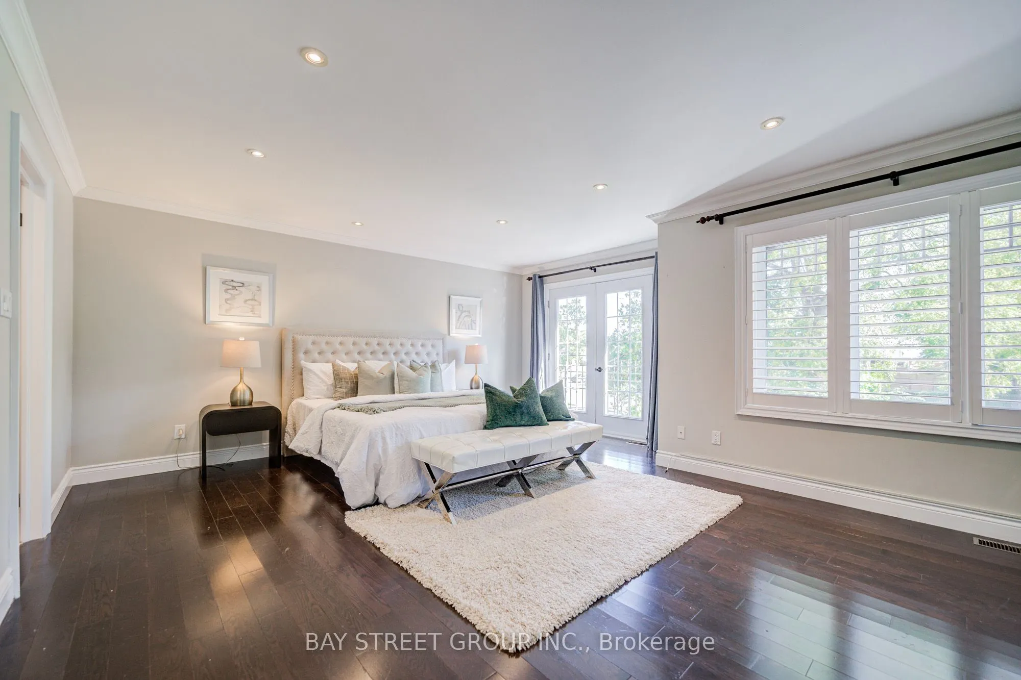 363 Lakeshore Road W