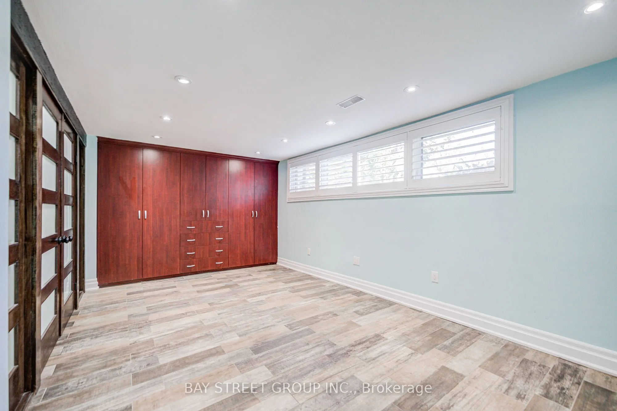 363 Lakeshore Road W
