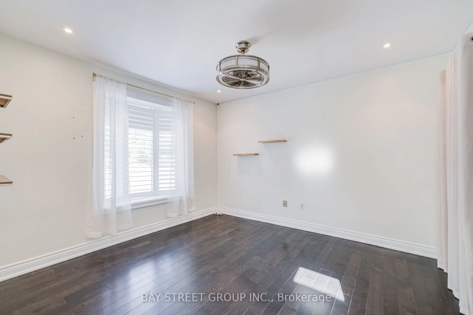 363 Lakeshore Road W