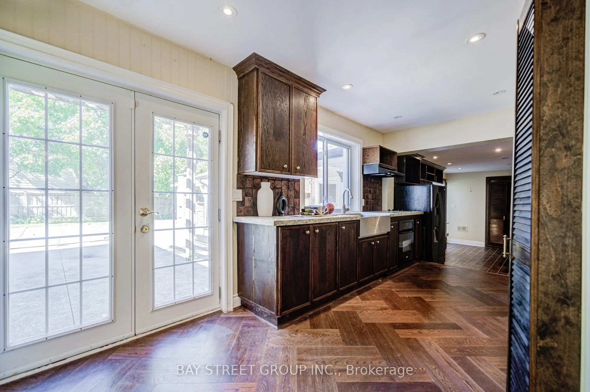363 Lakeshore Road W