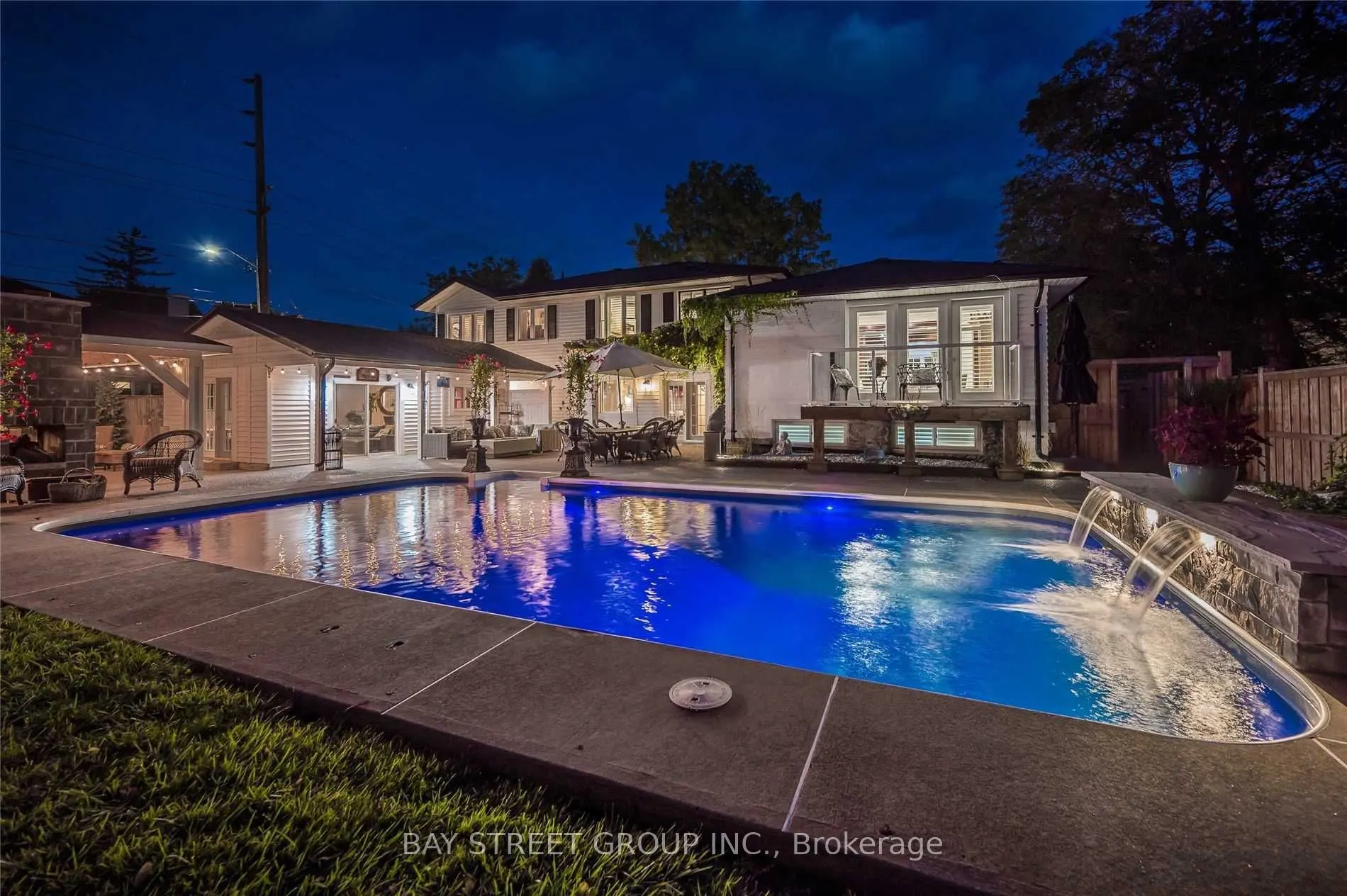 363 Lakeshore Road W
