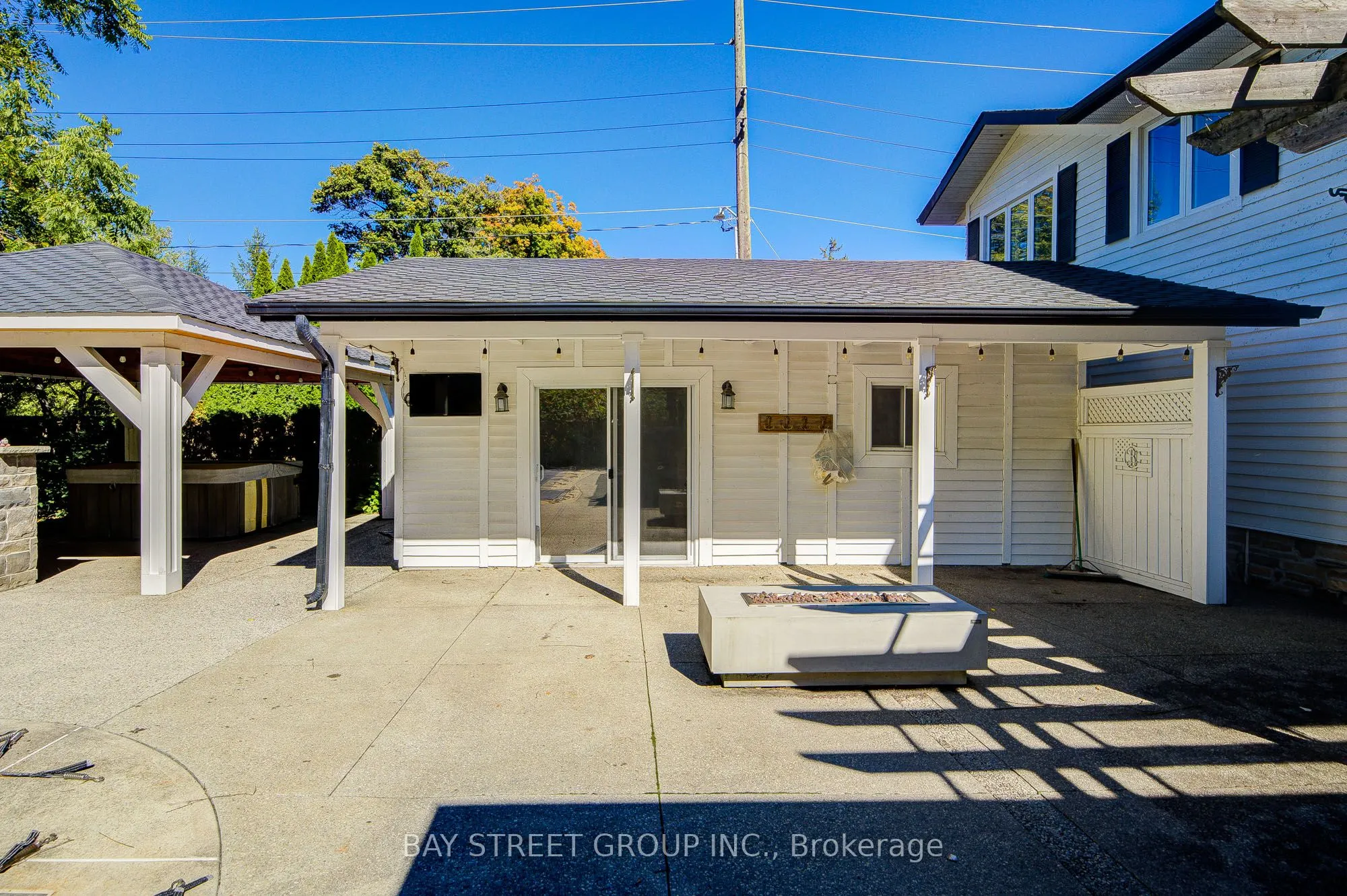 363 Lakeshore Road W