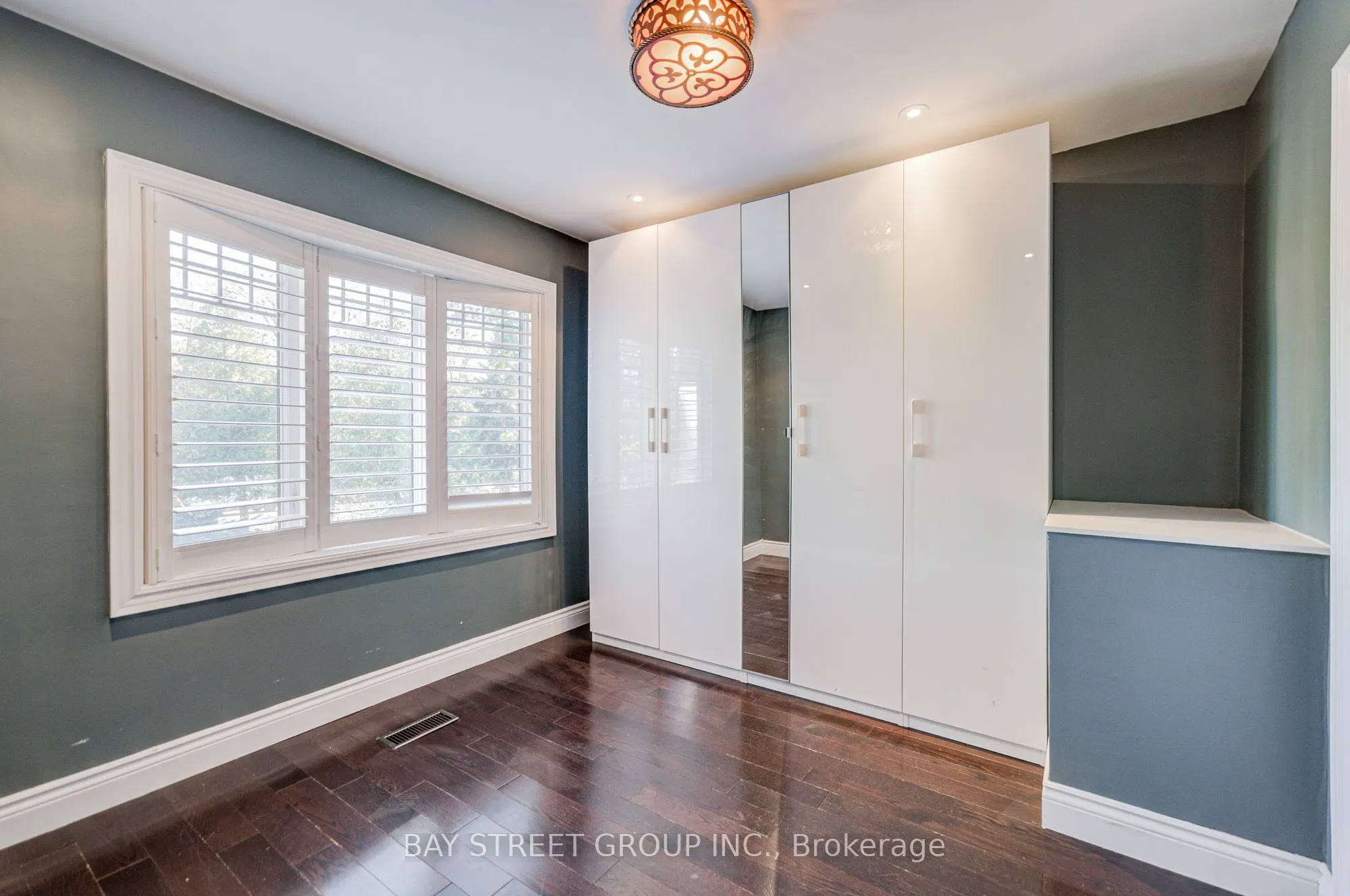363 Lakeshore Road W