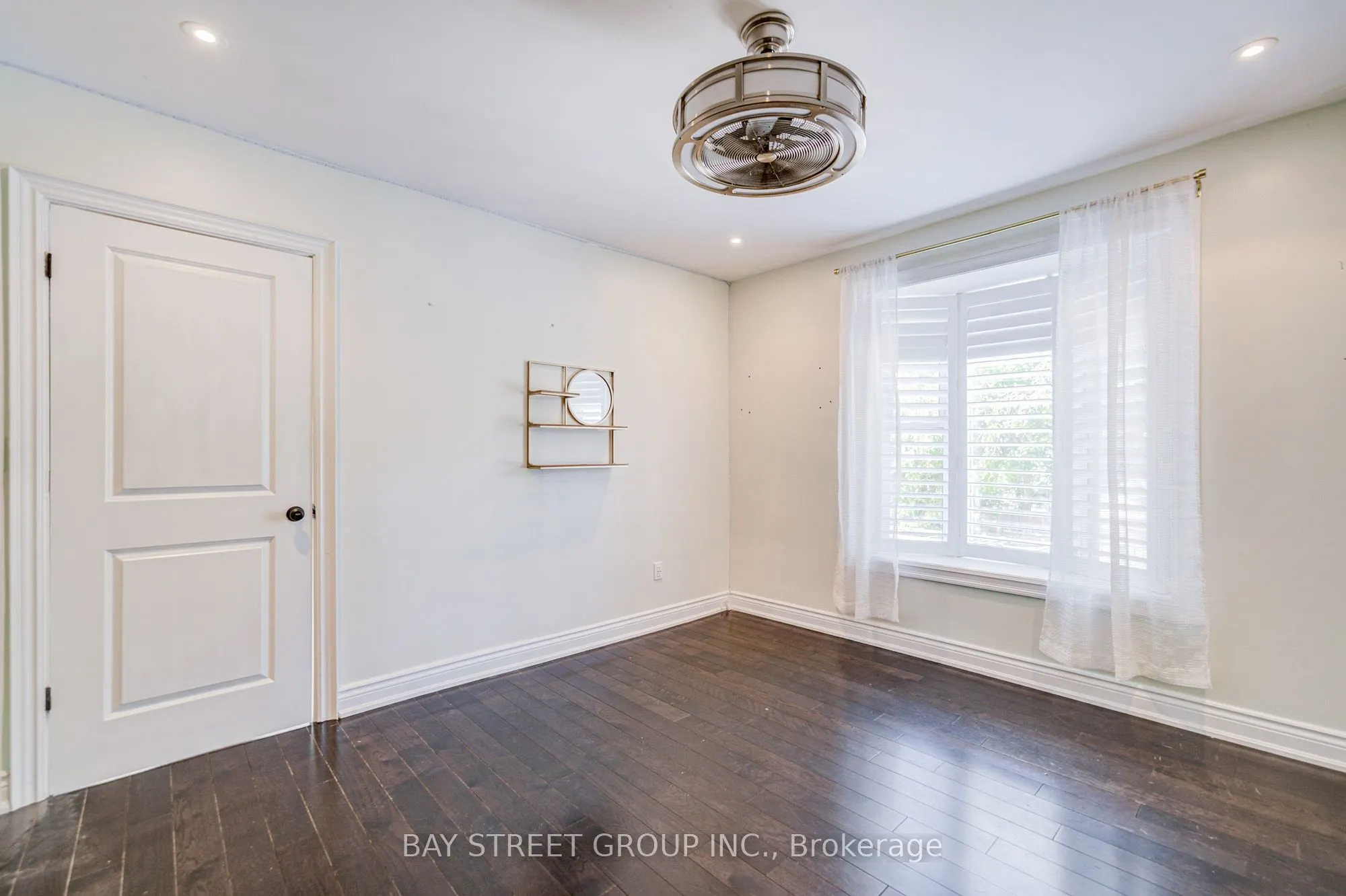 363 Lakeshore Road W