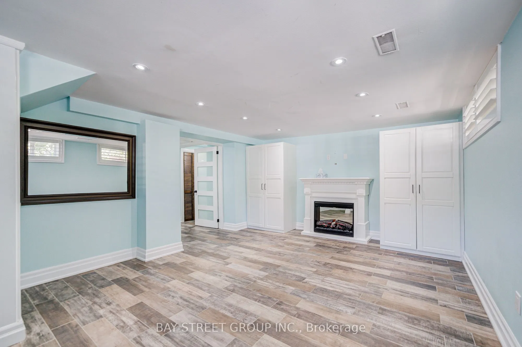 363 Lakeshore Road W