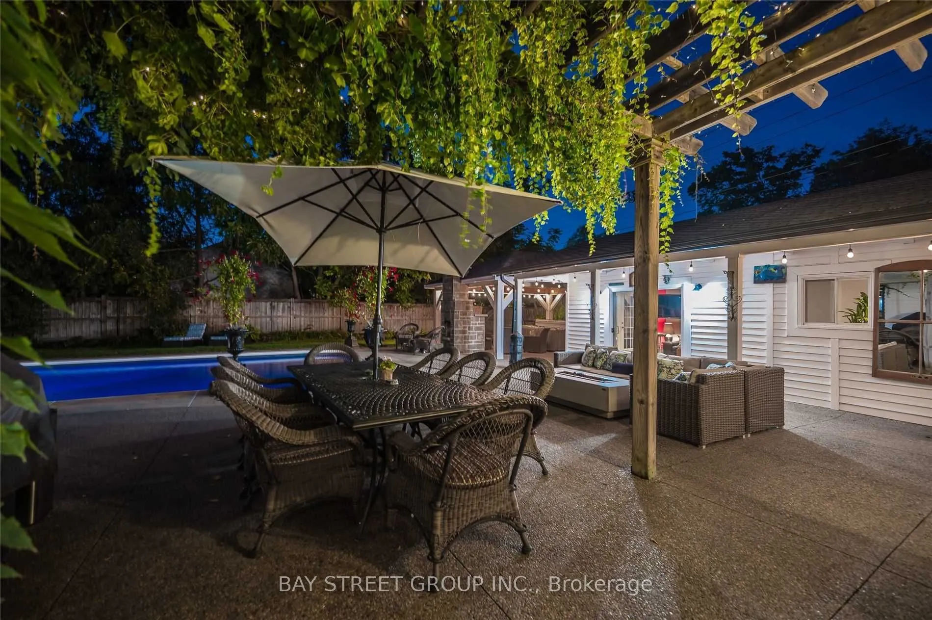 363 Lakeshore Road W