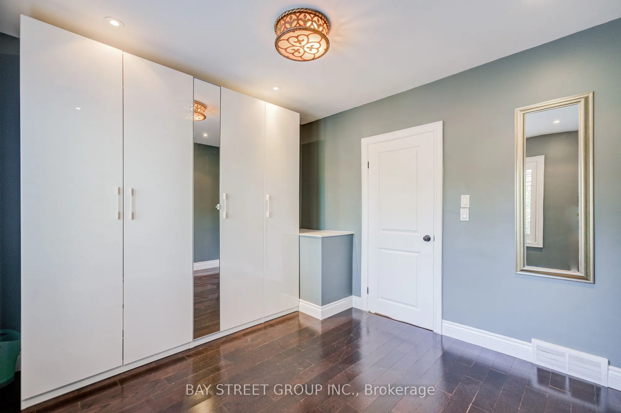363 Lakeshore Road W
