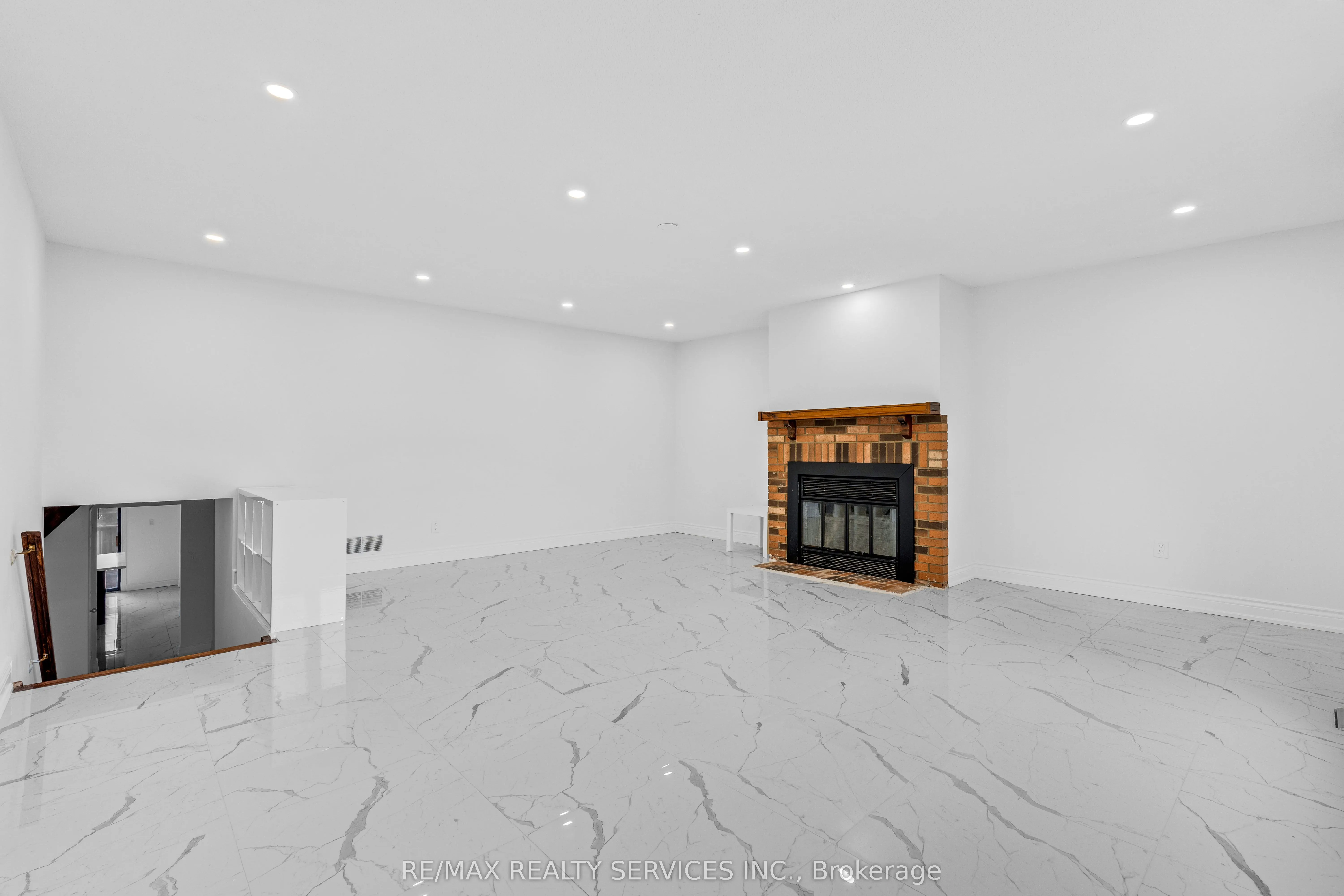 4354 Waterford Crescent, #Upper