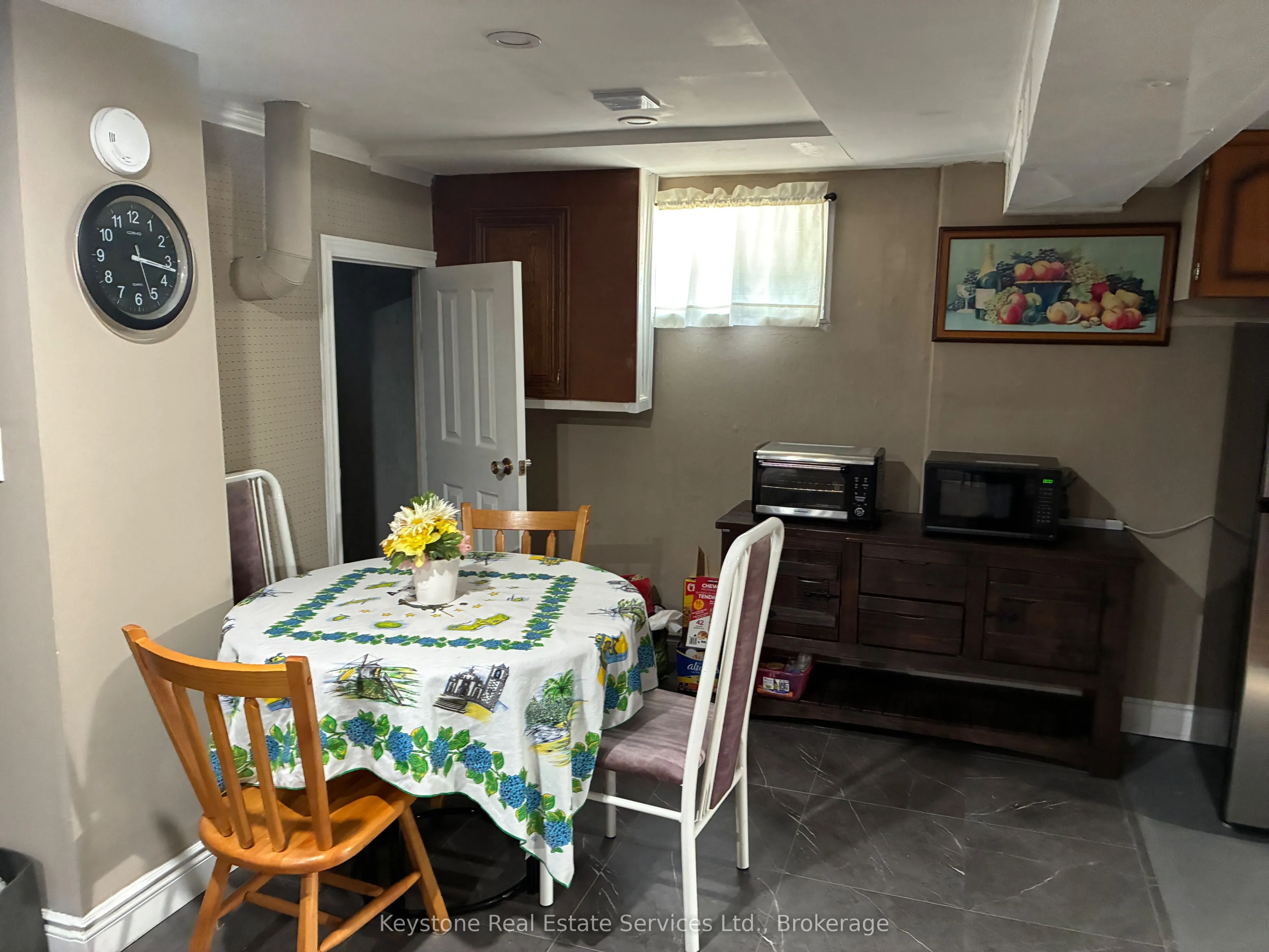 426 Seabourne Drive S, #Lower level