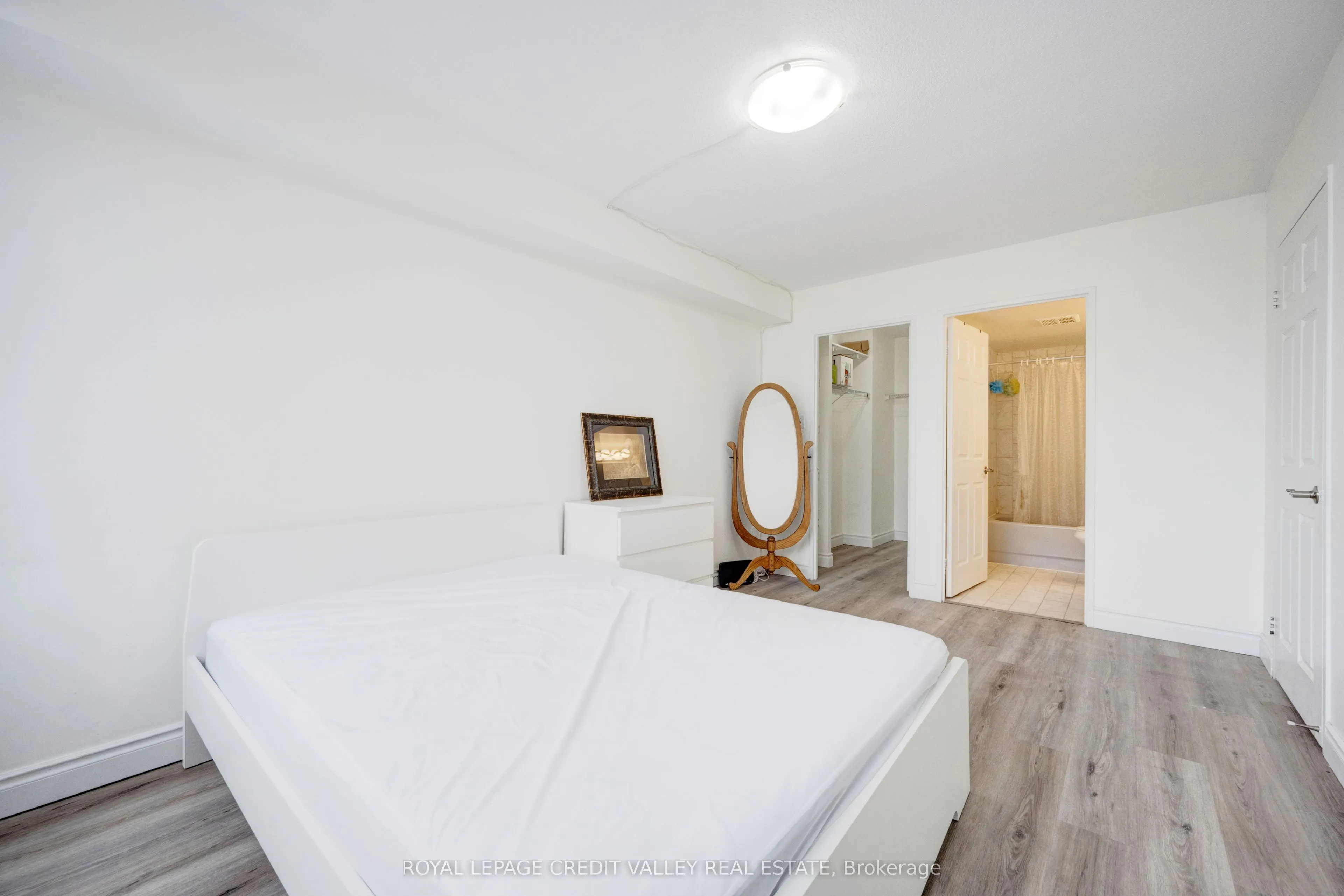 265 Enfield Place, #2002