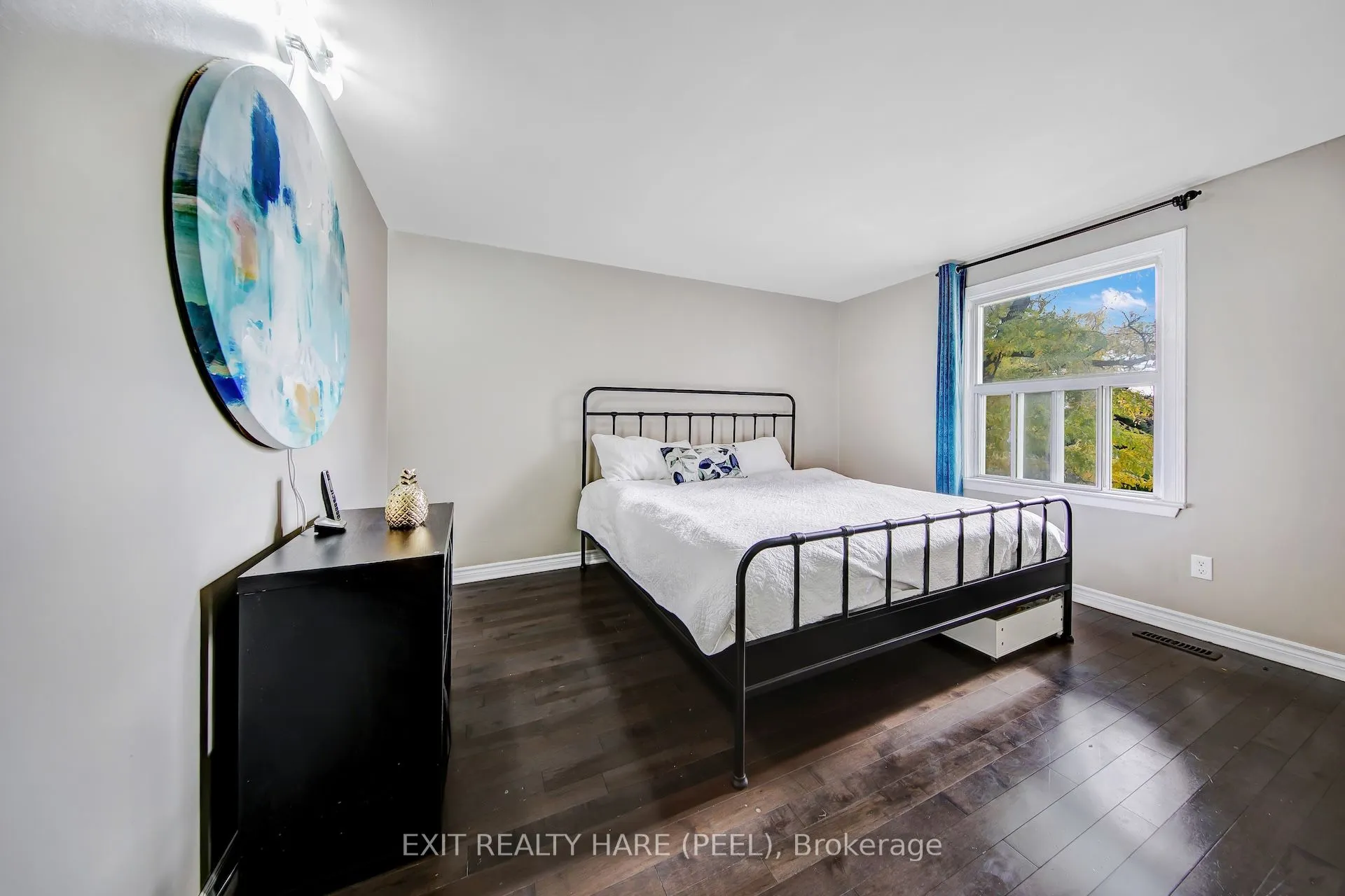 6 Earnscliffe Gate N