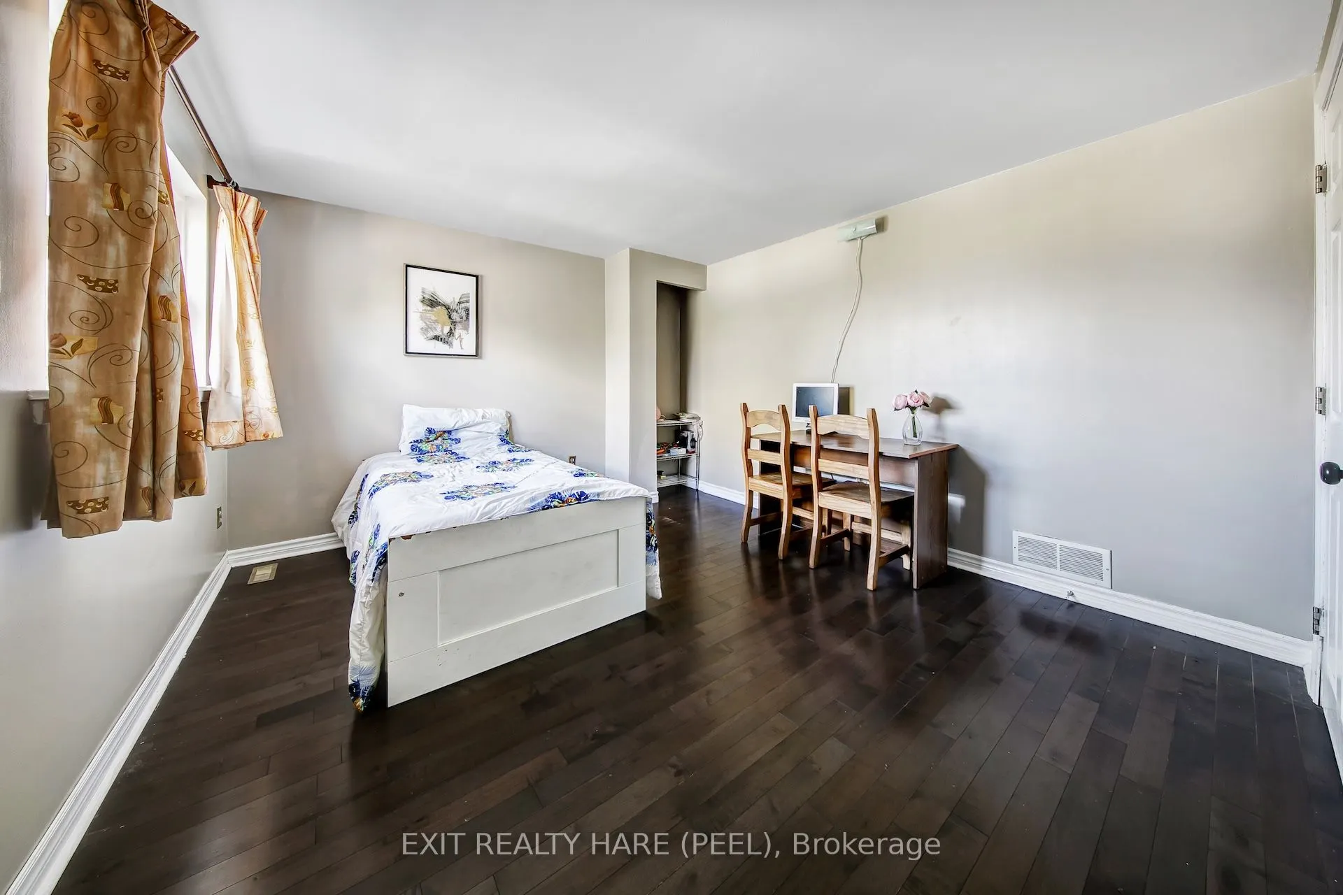 6 Earnscliffe Gate N