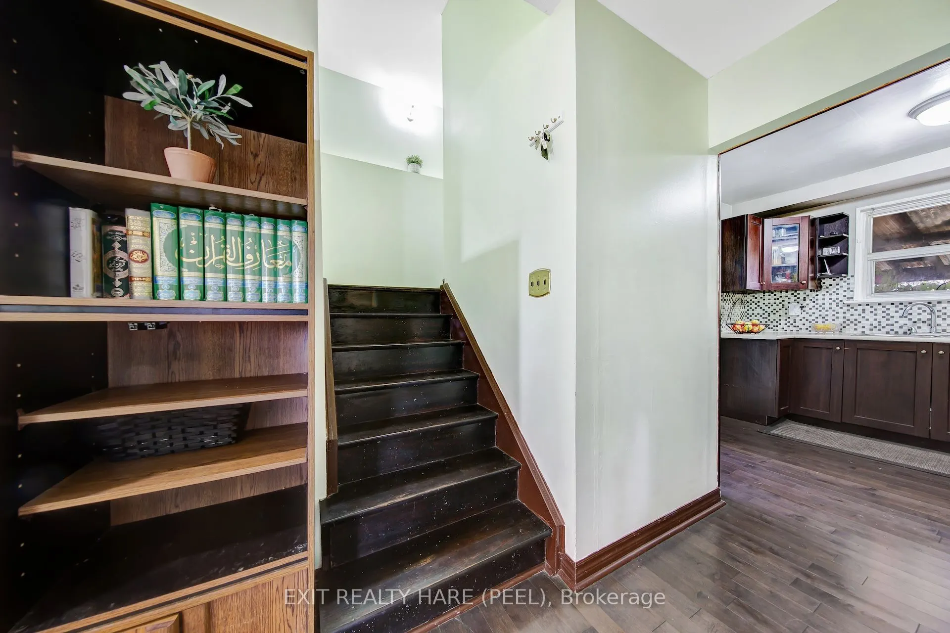 6 Earnscliffe Gate N