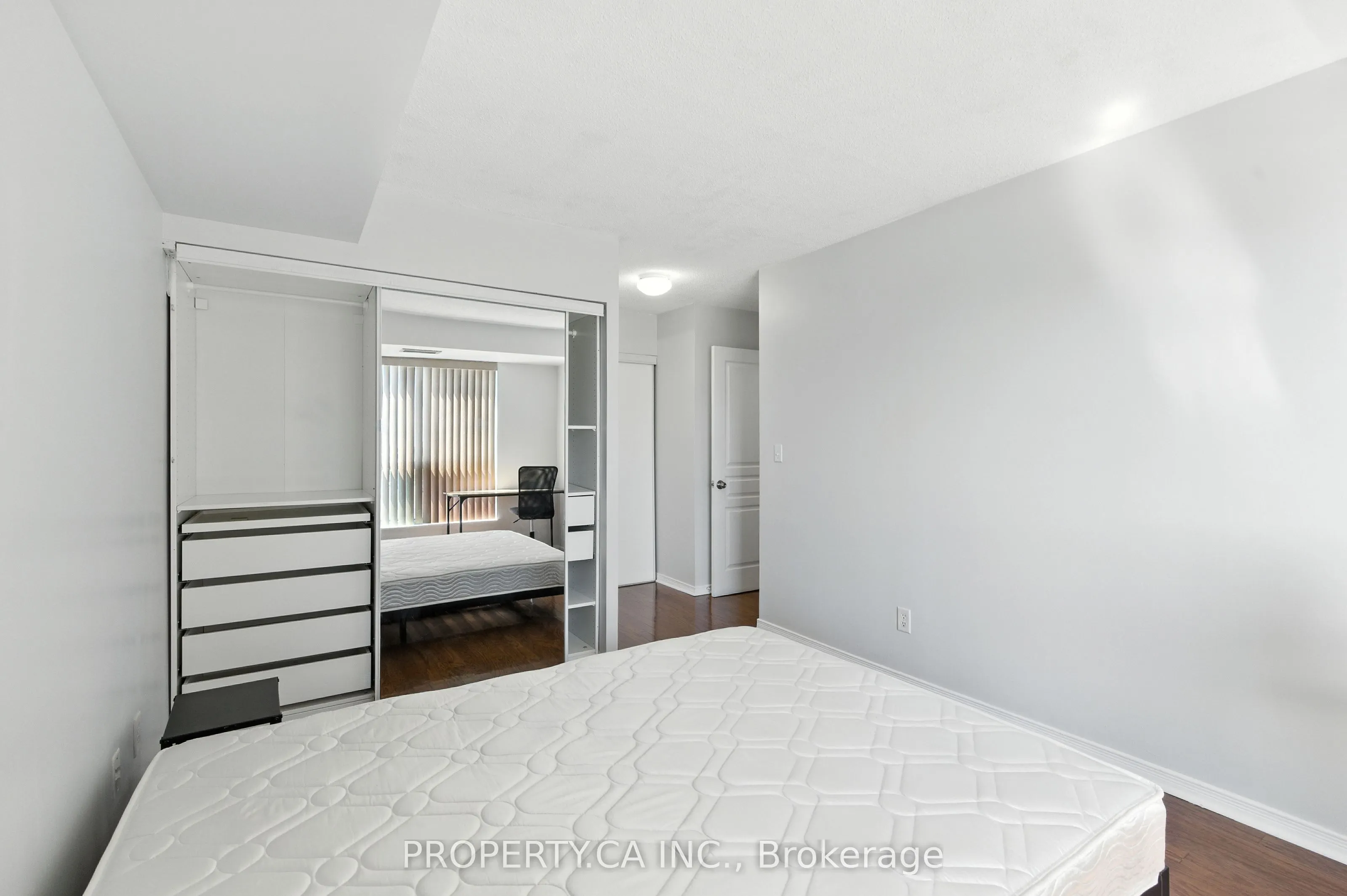 2585 Erin Centre Boulevard, #607